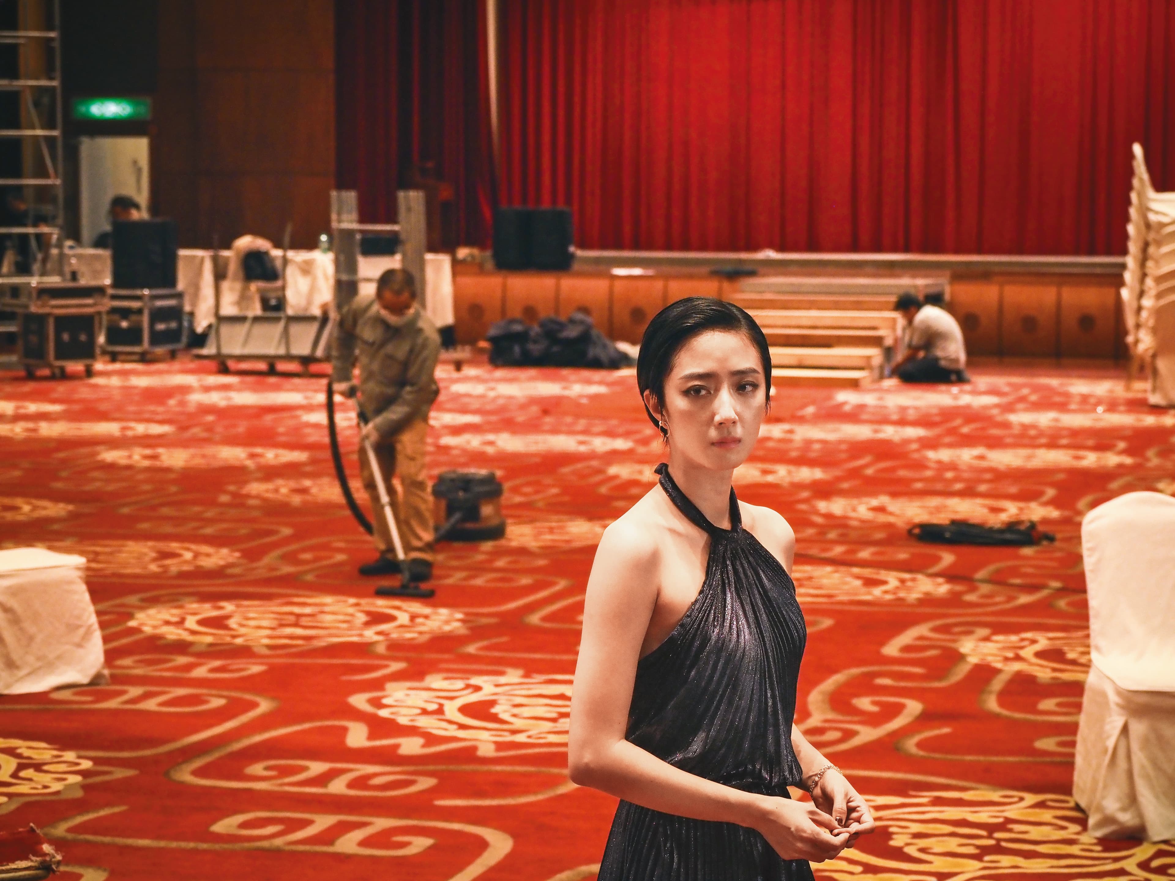 桂綸鎂在《腿》中各時期的造型：從青春共舞的綠色洋裝、孤單的黑色洋裝（圖）到氣勢逼人的黑色舞衣（中圖）反映人生變化。（甲上提供）