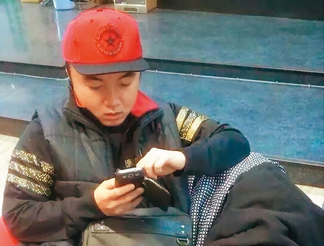 李振育今年3月趁案件函送檢調空檔潛逃出境，桃園地檢署11月17日已發布通緝。（讀者提供）