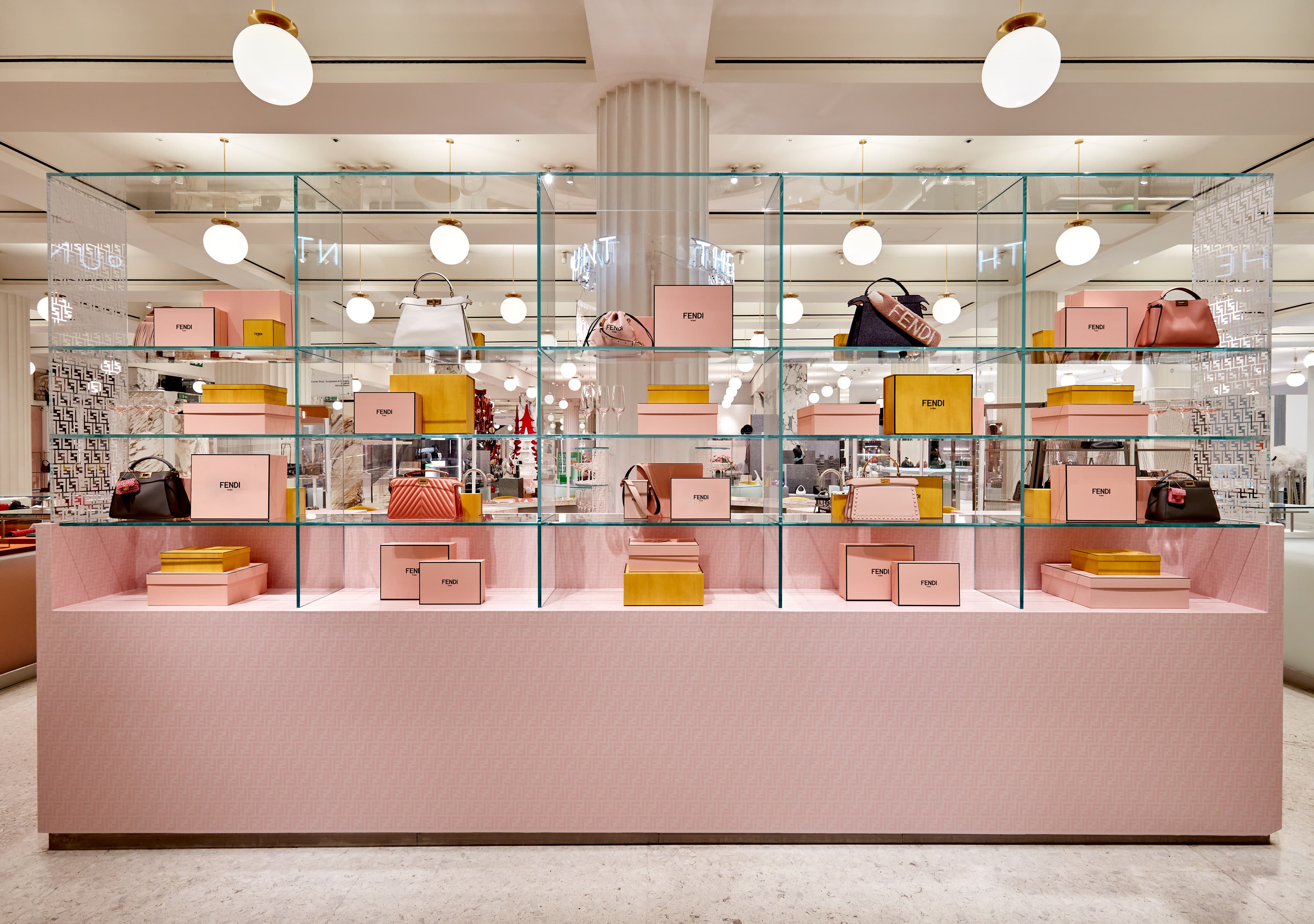 FENDI CAFFE咖啡店的設計概念來自於全新的FENDI ROMA Holiday系列，以粉紅色及FENDI的招牌黃色為獨特配色。（FENDI提供）