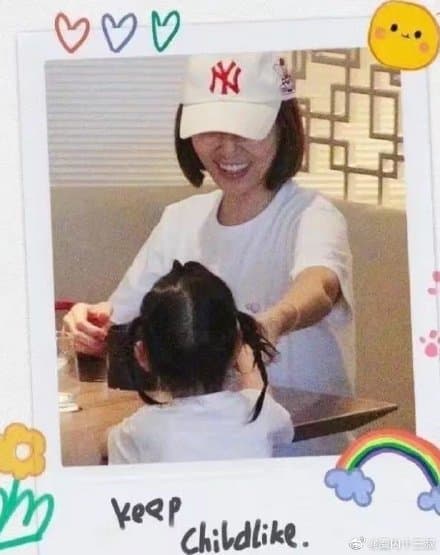 林心如非常疼愛女兒小海豚。（翻攝自微博）