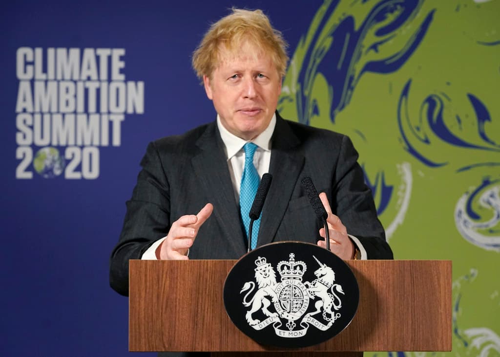 英國首相強生宣布，耶誕節計畫取消及更嚴格的防疫措施。（翻攝自強生推特）