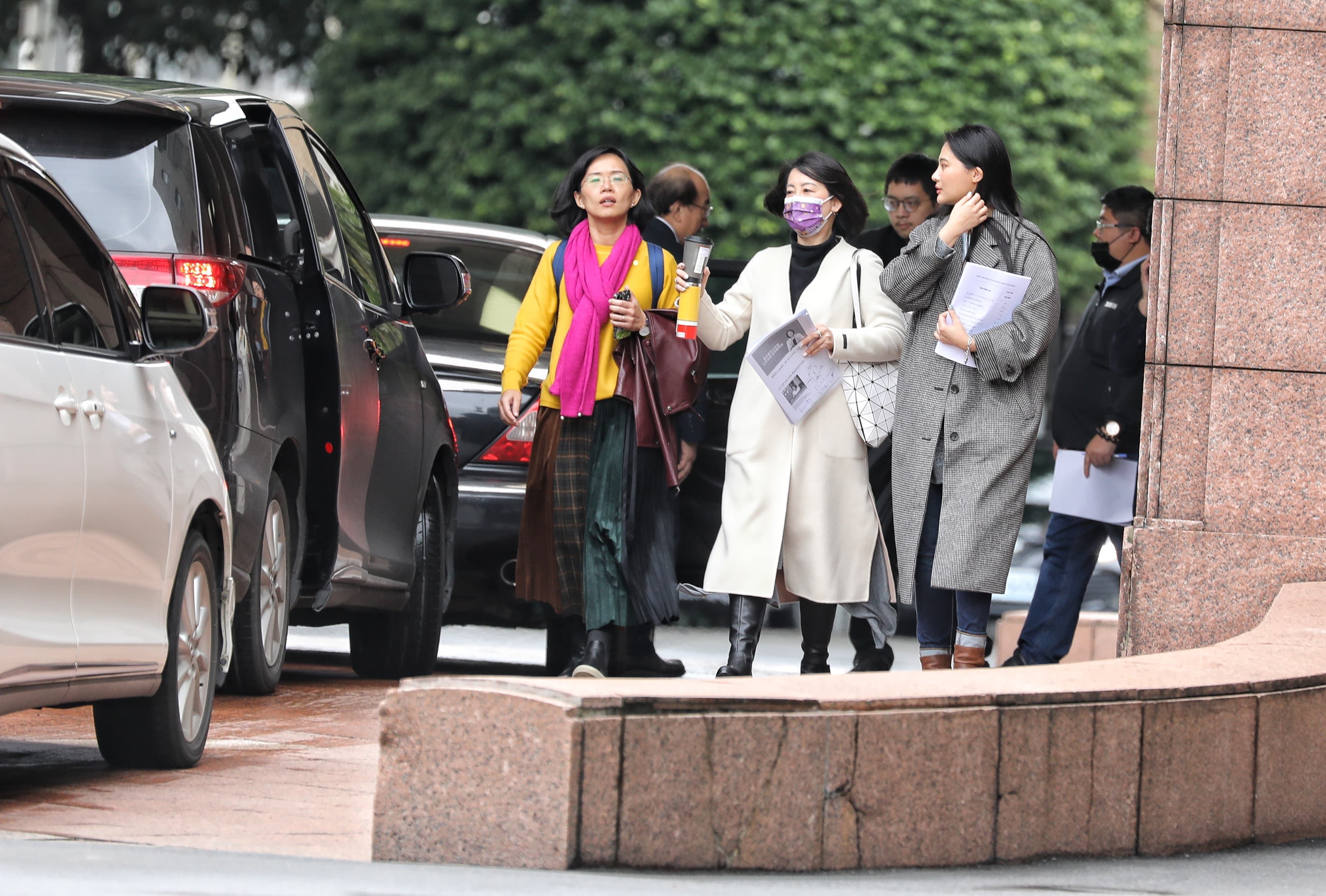 會後民進黨立委從行政院步出。