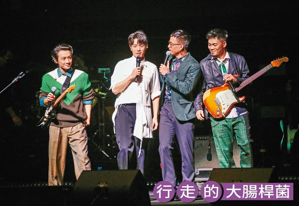 茄子蛋樂團為韋禮安（左二）站台，主唱阿斌（右二）、吉他手阿德（左一）與阿任（右一）自封是行走的芬多精、大腸桿菌、睪固酮。
