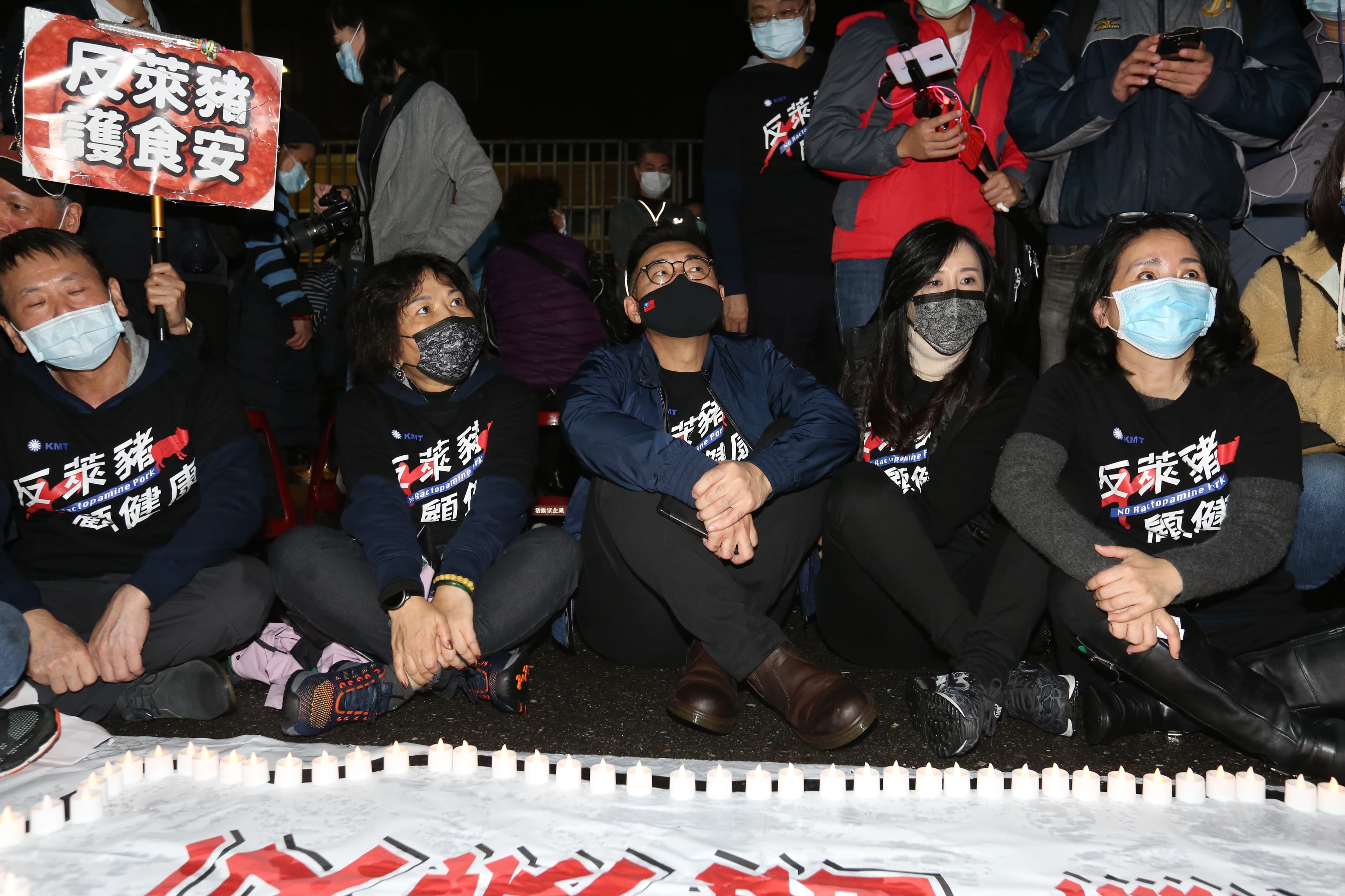 國民黨主席江啟臣，率藍委夜宿街頭重申反萊豬立場。