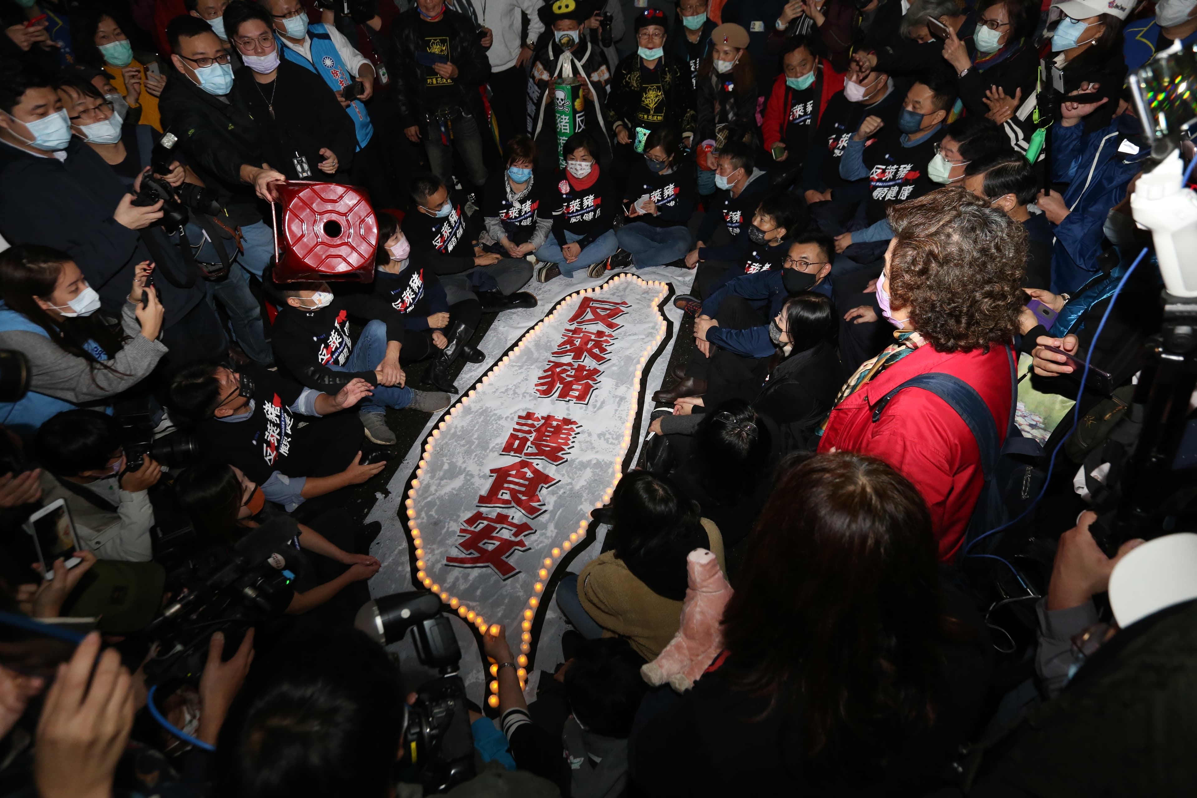 國民黨主席江啟臣，率藍委夜宿街頭重申反萊豬立場。
