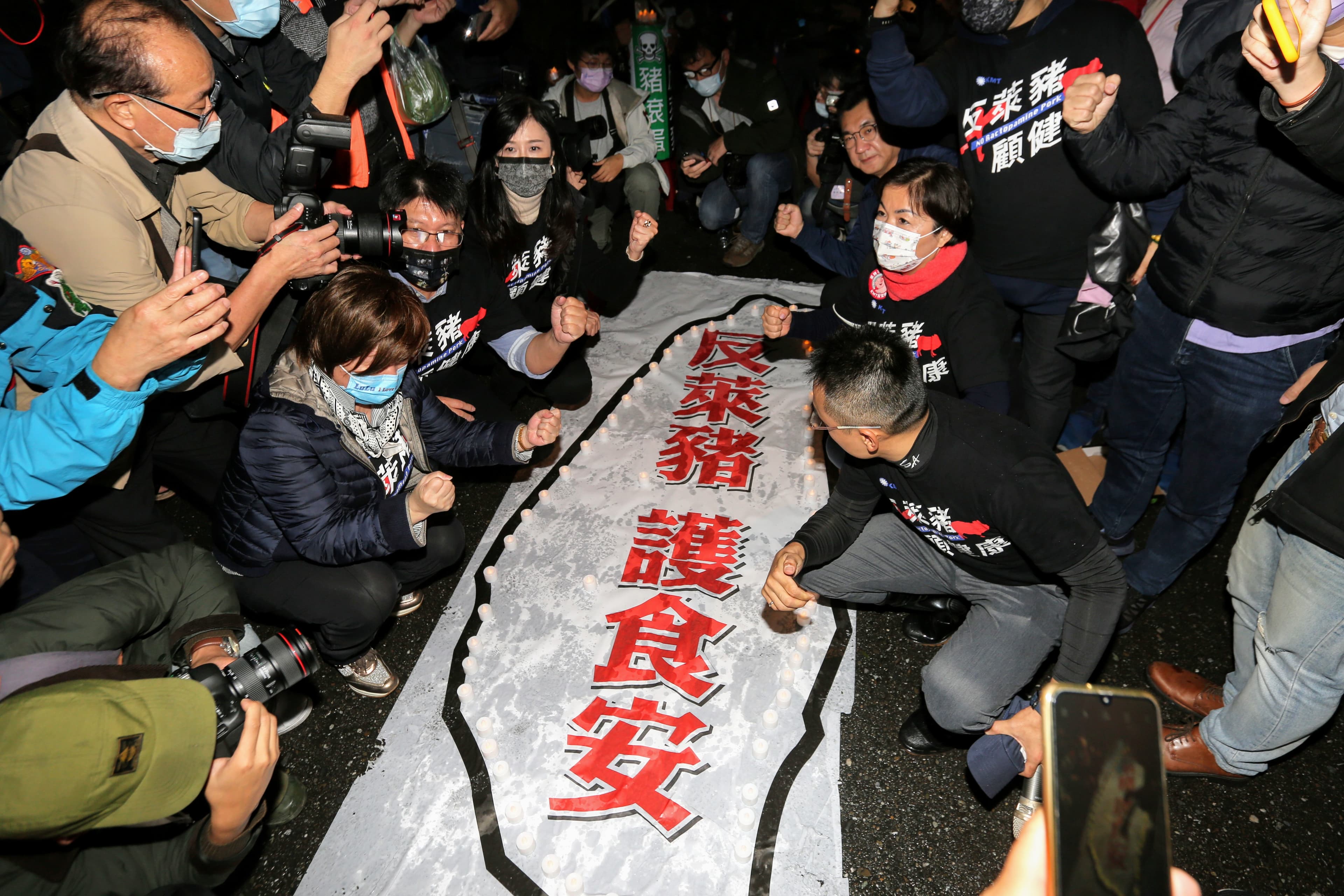 國民黨主席江啟臣，率藍委夜宿街頭重申反萊豬立場。