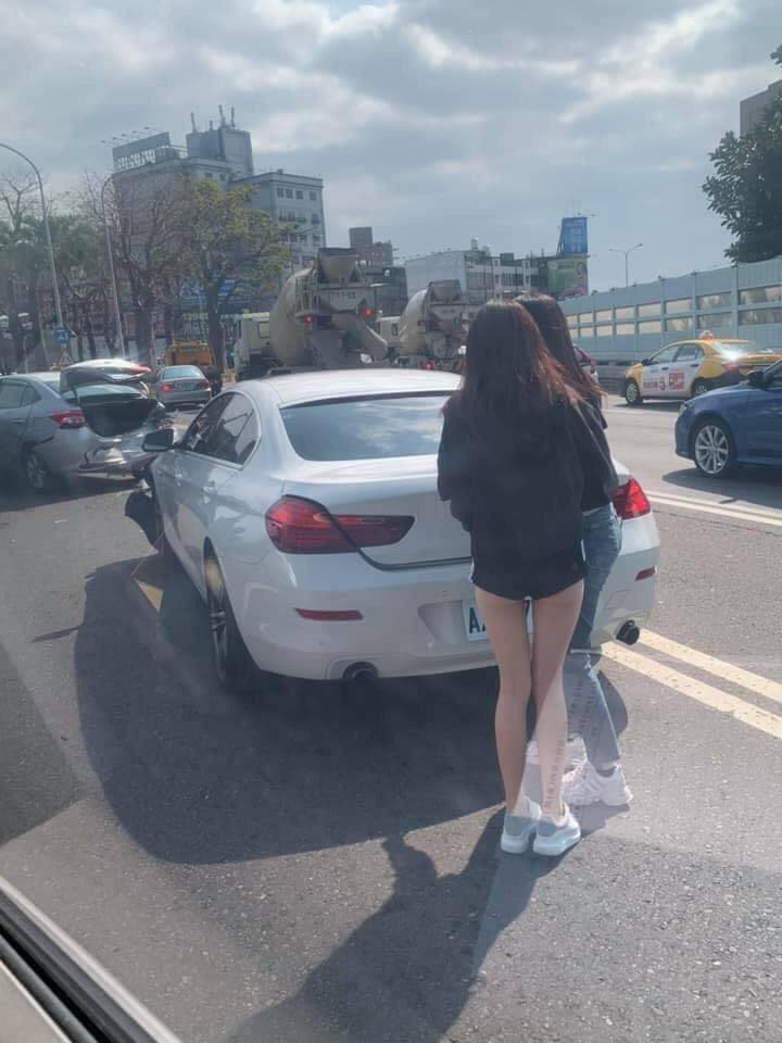 車禍現場1位正妹身穿黑色真理褲，雪白逆天長腿，一覽無遺，讓網友歪樓。（翻攝自爆廢1公社）