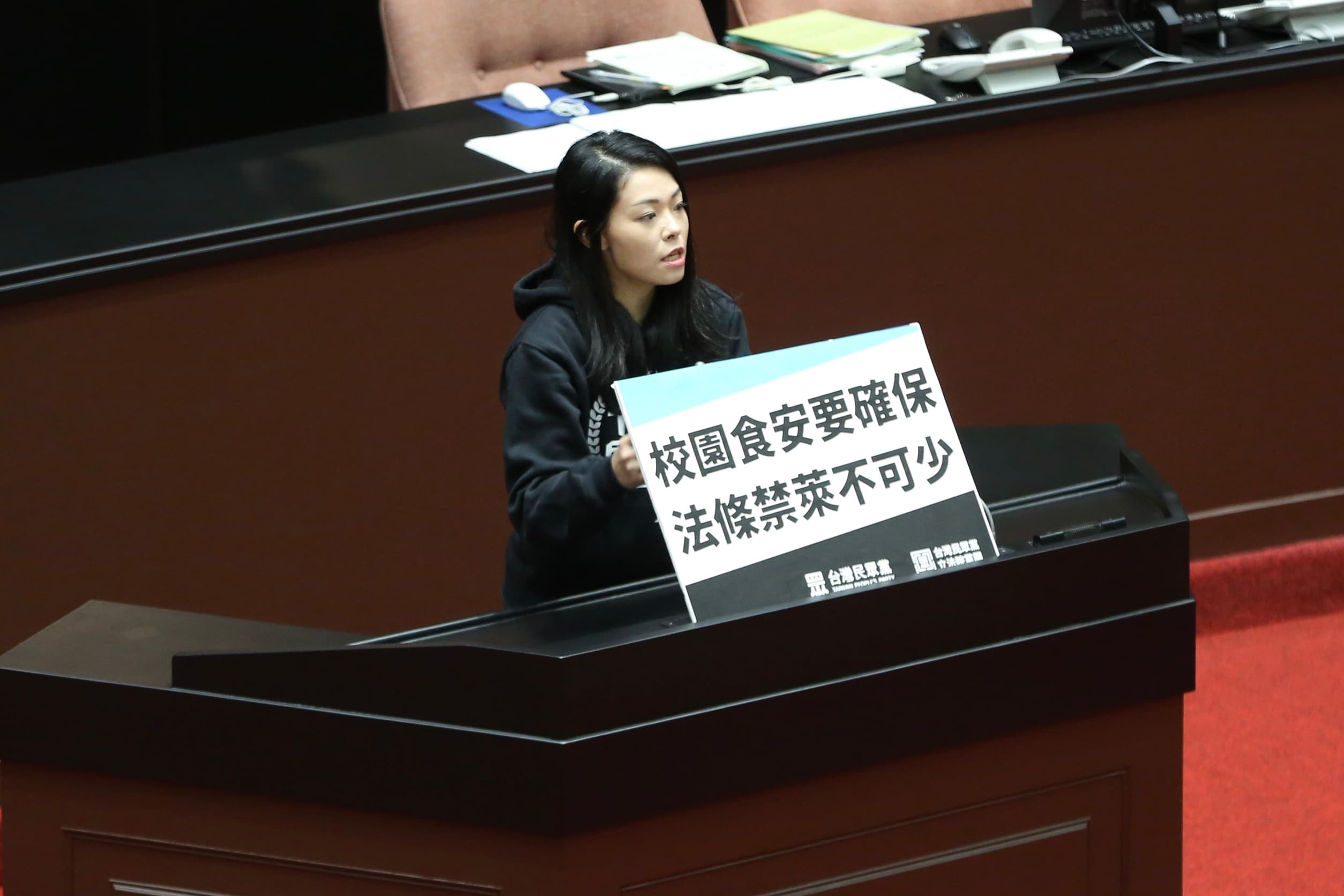 民眾黨立委高虹安主張《學校衛生法》必須納入限用國產肉品的規定。