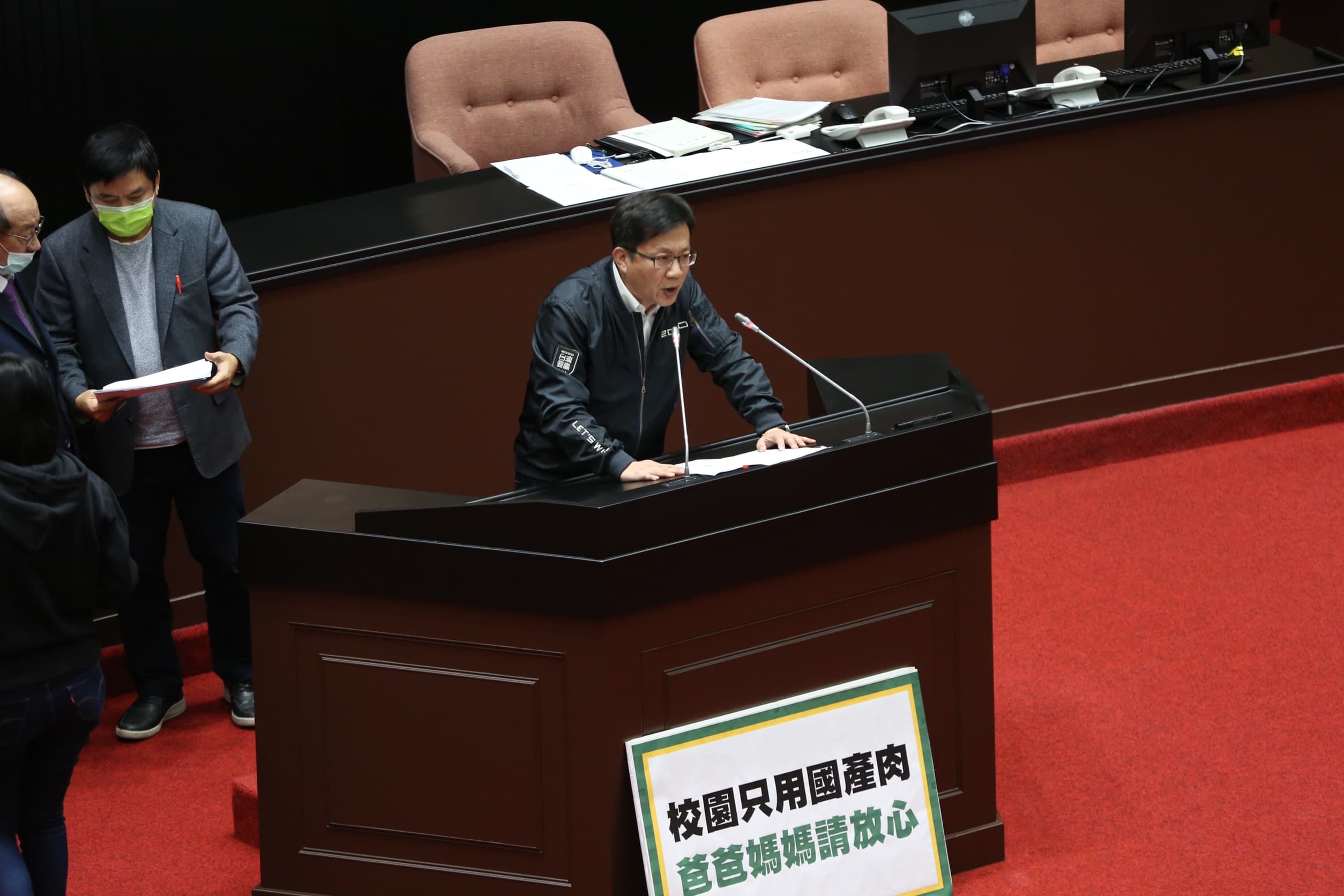 民進黨立委張廖萬堅針對《學校衛生法》發言。