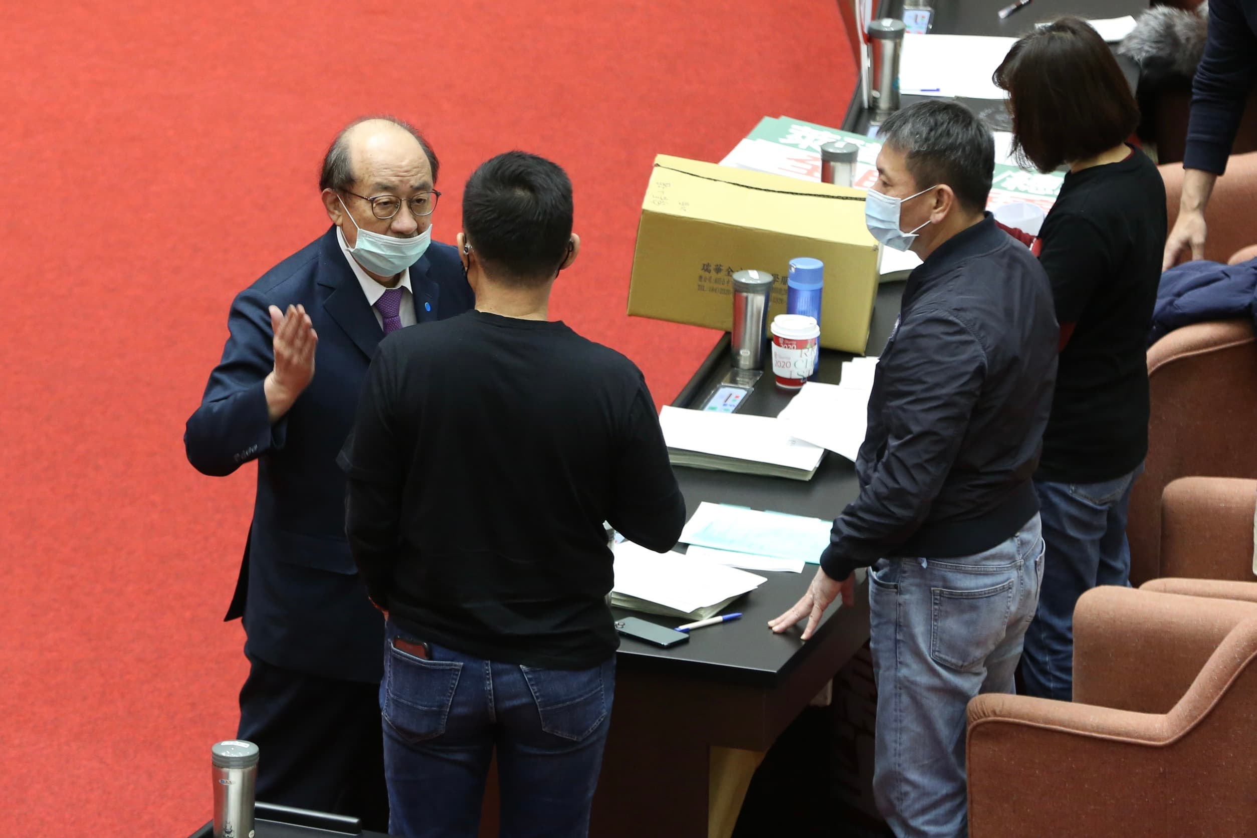 民進黨團總召柯建銘在議場與國民黨立委互動。