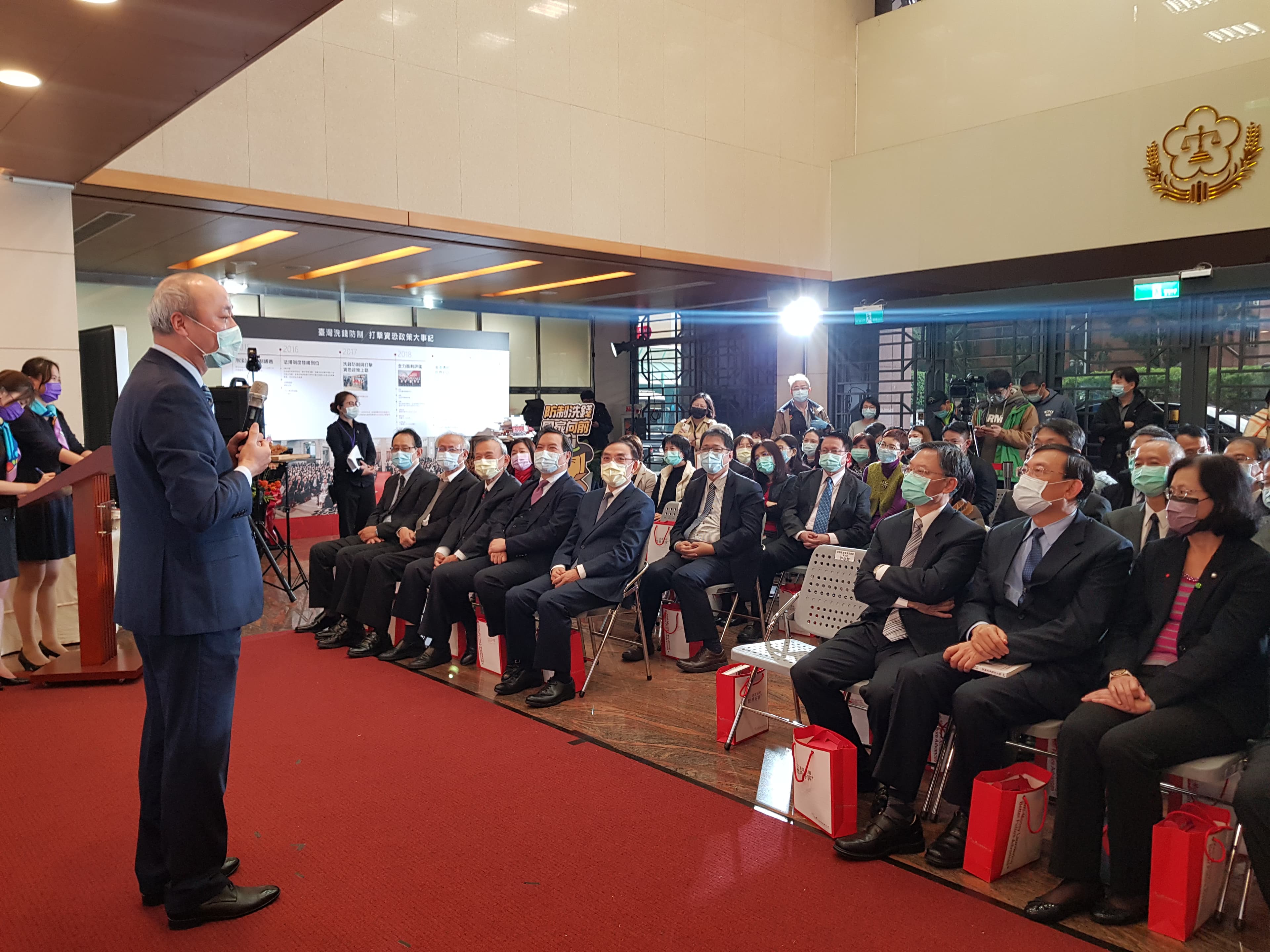 《從不及格到亞洲第一》新書發表會，曾任檢察官的金管會副主委許永欽首度以官員身分回娘家到法務部，由於他也曾是洗防辦執秘，成為今天新書發表會的另個焦點。