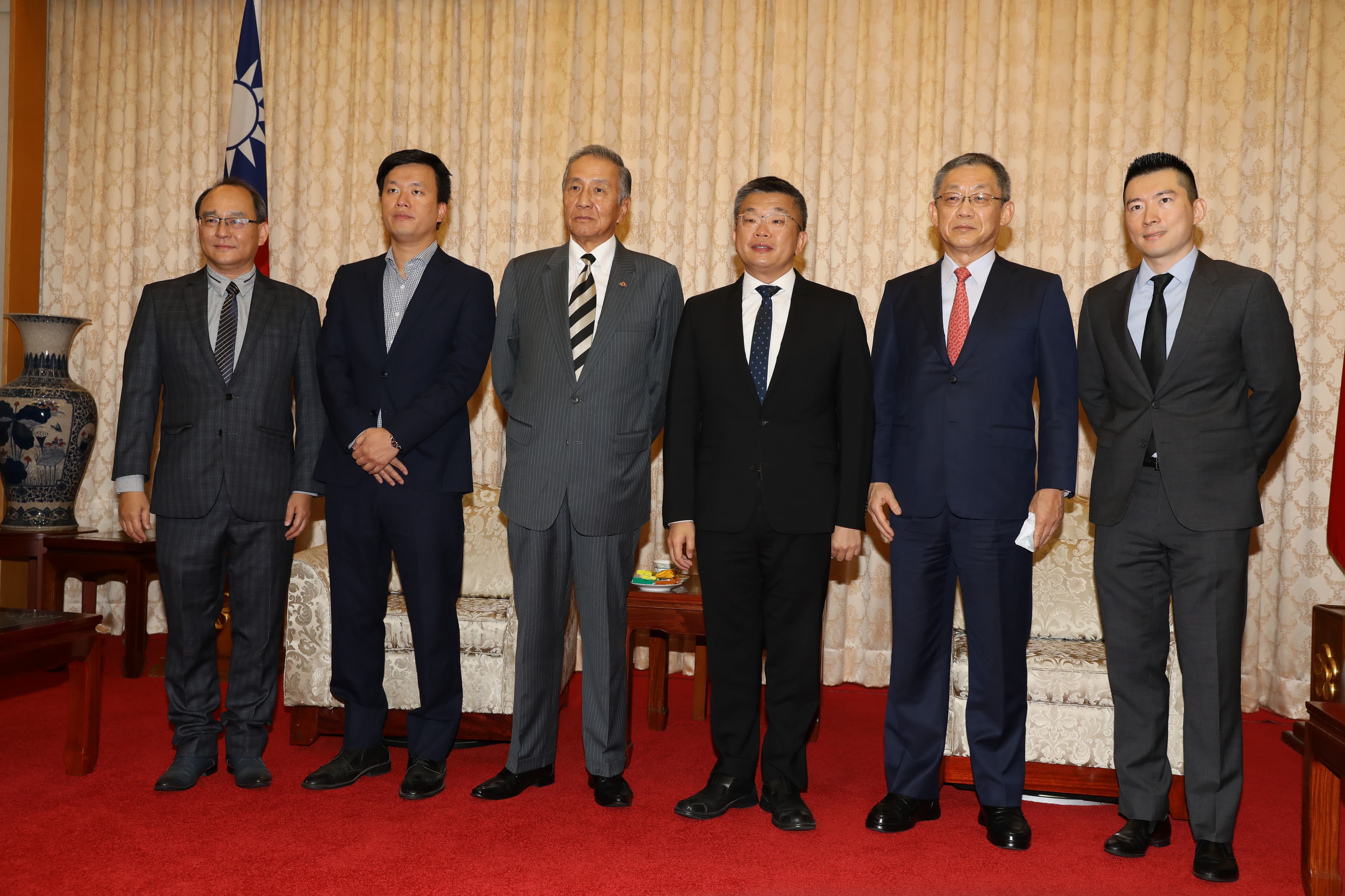 中職5球團代表今拜會立法院副院長蔡其昌（右3），蔡會後宣布同意接掌中職下屆會長。