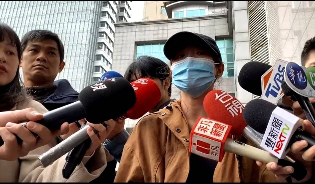 郭嫌等人喬裝帥哥欺騙單身女子匯款，被害人現身說法。（翻攝畫面）