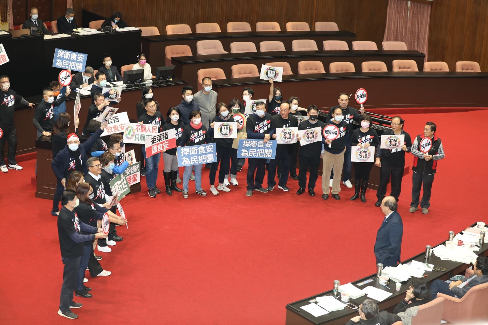 立法院院會昨處理含萊劑美豬開放的9項行政命令及相關議案，在野黨提案均未能通過。