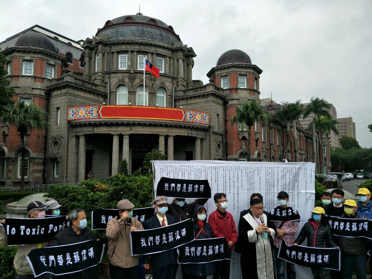 蘇偉碩上午在中華人權協會與民團組成的律師團陪同下赴監察院，向監察院長陳菊聲請人權保護。（中華人權協會提供）