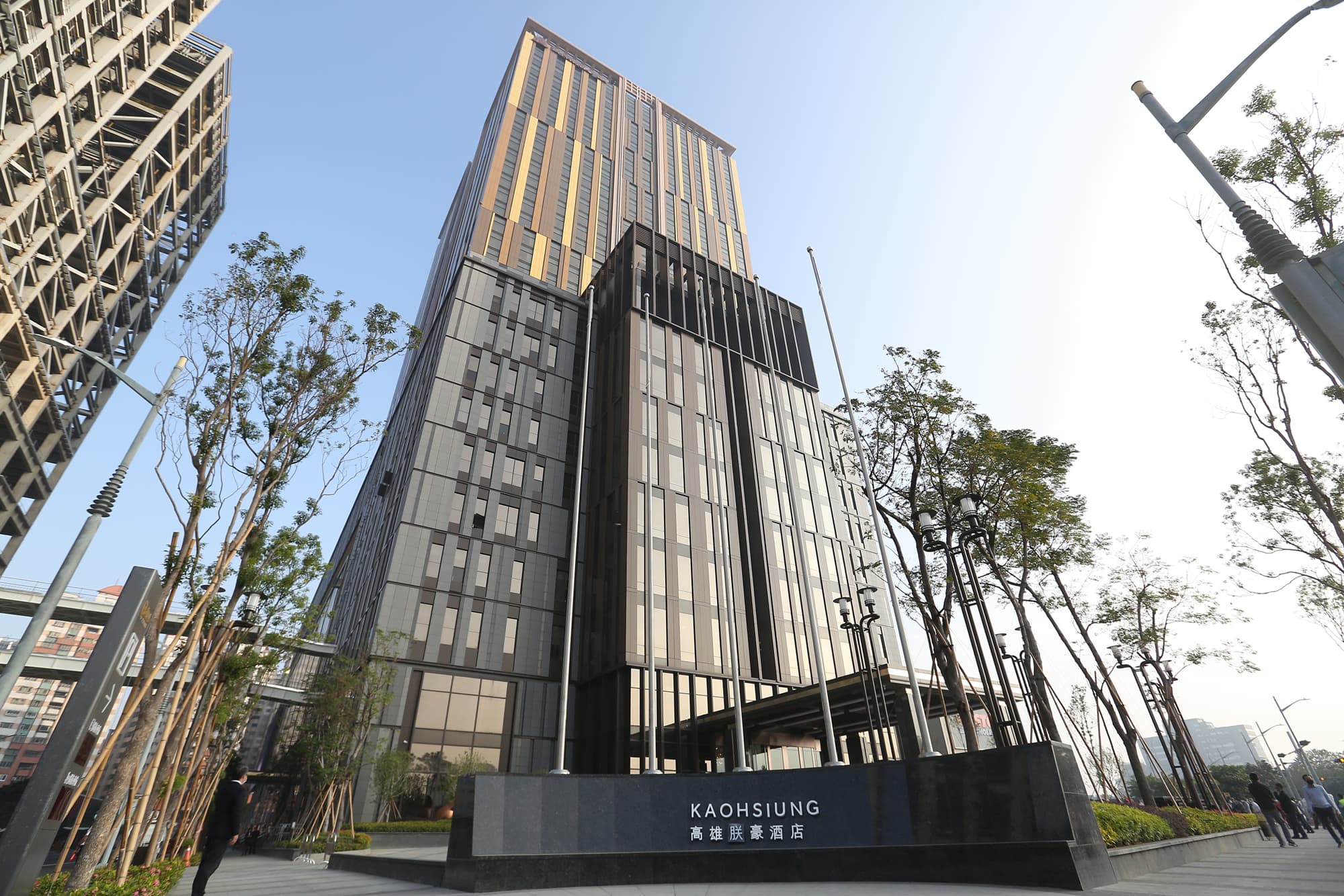 朕豪大酒店原打出與國際知名的「萬豪」結盟，但由於雙方系統建置仍需時間調整，要等疫情緩和，萬豪國際總部可來台確認相關介面後才會正式掛牌。