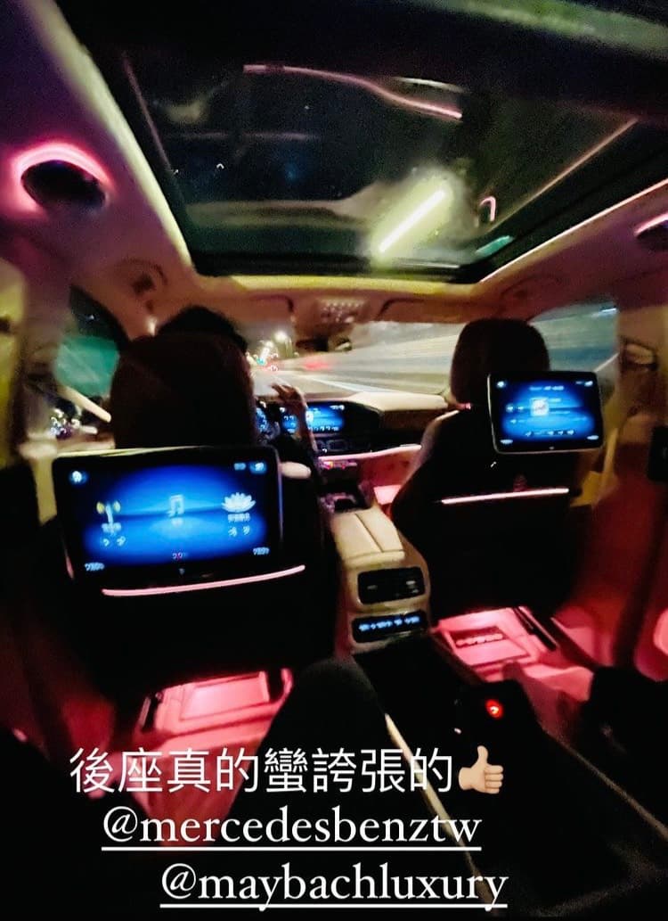 後座有許多奢華巧思，周杰倫不禁說：「後座真的蠻誇張的」。（翻攝自周杰倫IG）