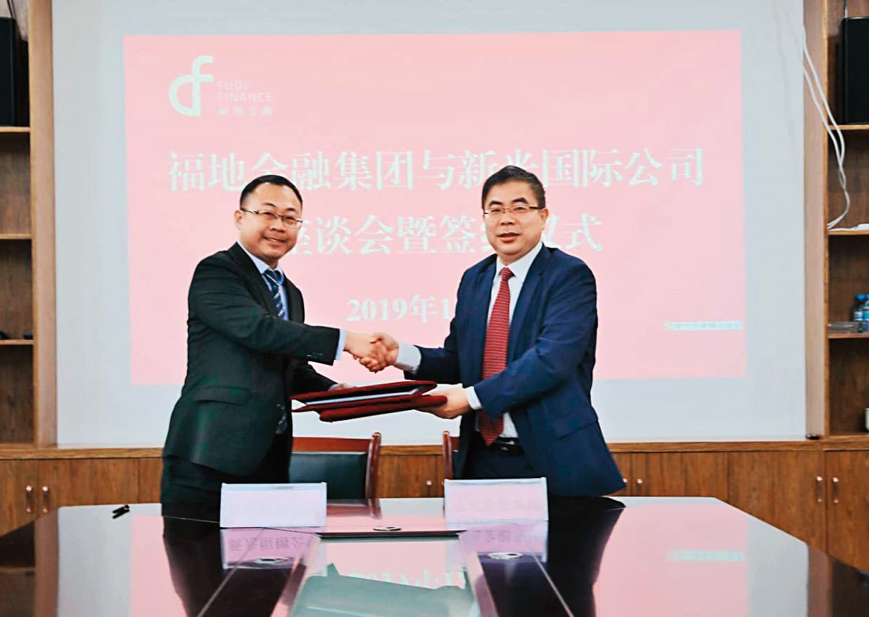邱忠義（左）以新光台成董事長名義，與中國官員（右）簽訂投資合約。（讀者提供）