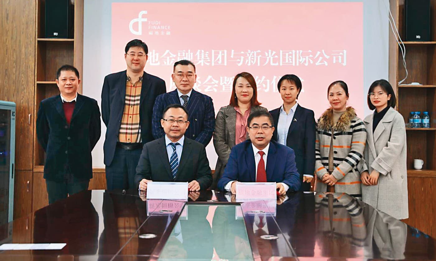 邱忠義（前左）打著新光集團的旗號，在中國招搖撞騙，還大剌剌與官員合影。（讀者提供）