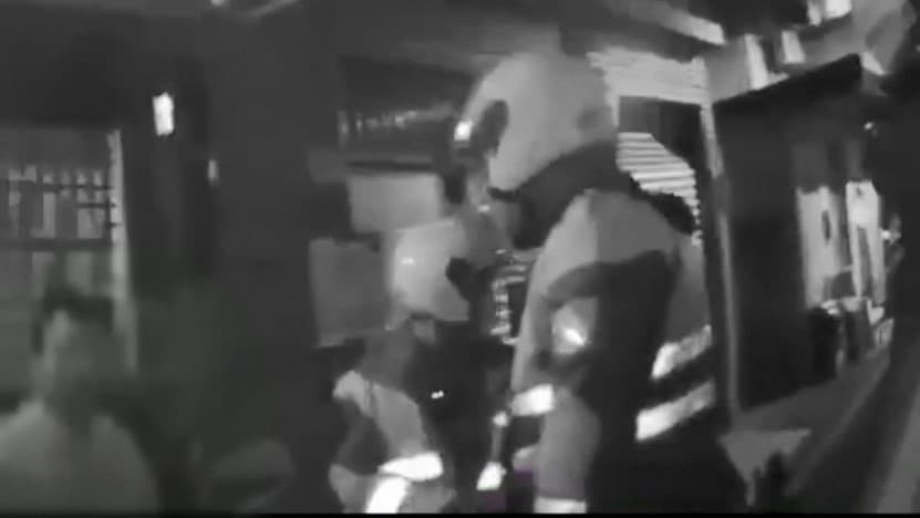 警方循線找到何姓男子，結果他因為酒醉的關係，連話都說不清楚。（翻攝畫面）
