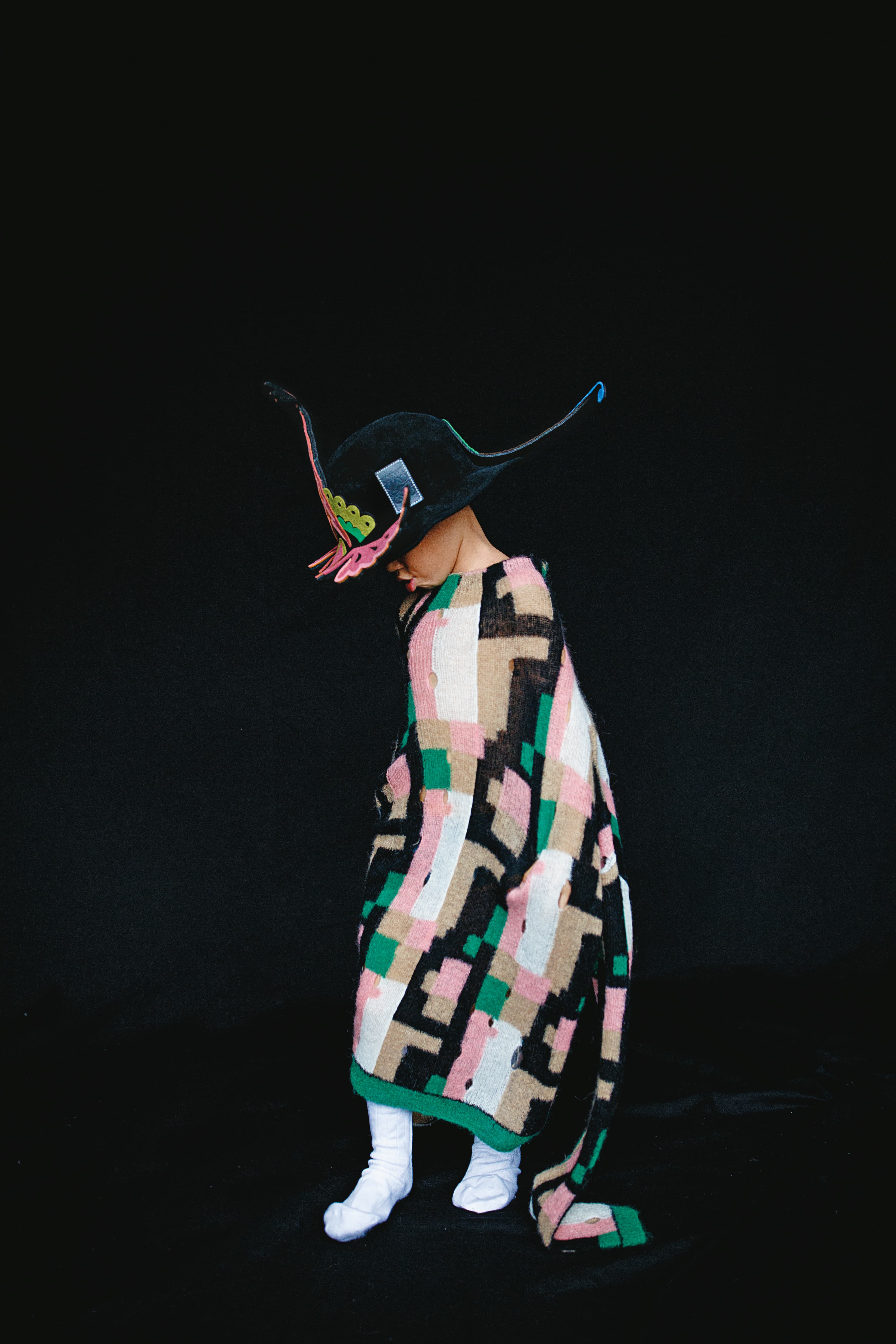 彩色幾何織紋毛衣 NT$46,000、Paradise拼接造型帽 NT$44,000 by LOEWE