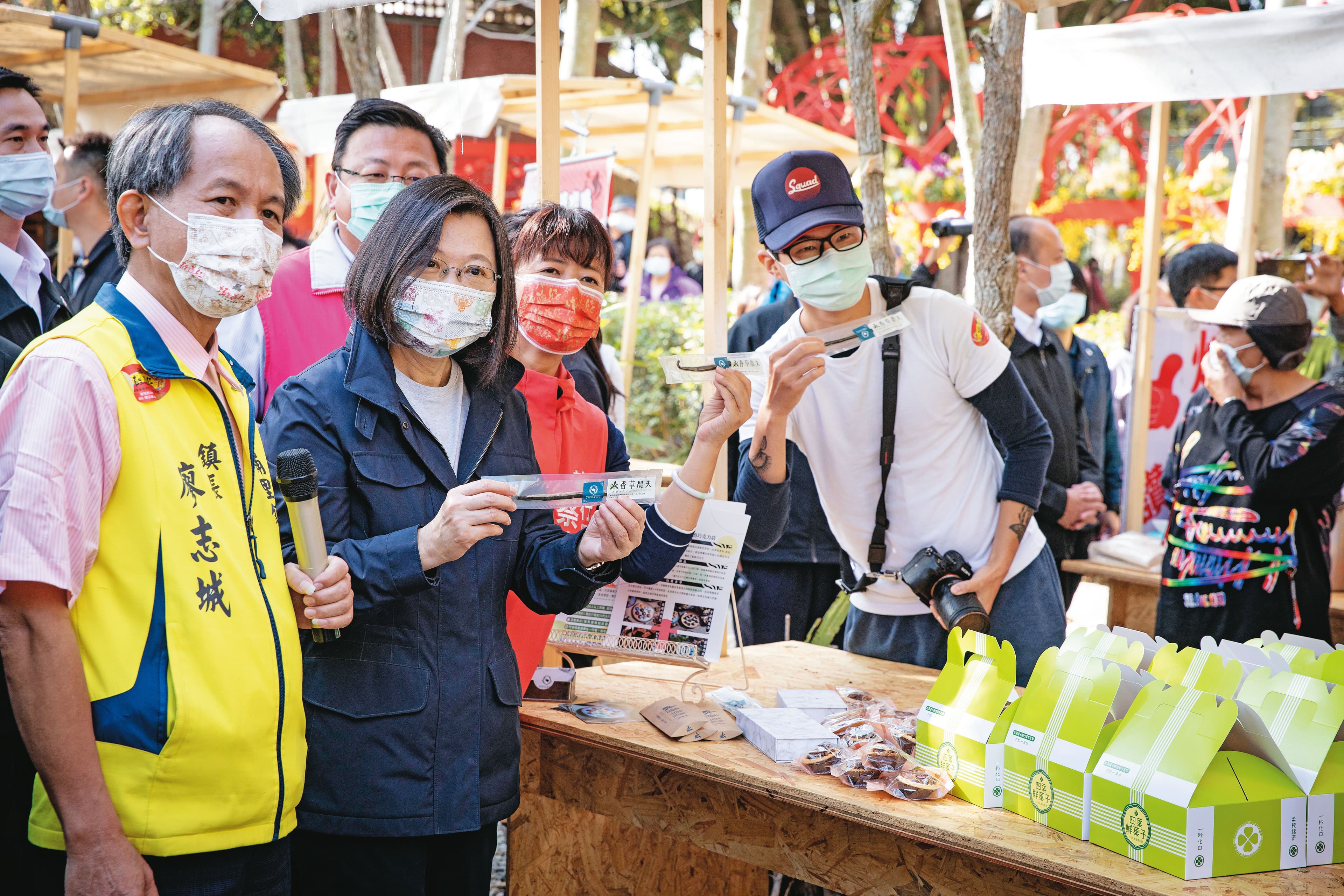 2018年底民進黨敗選後蔡英文（前左2）改變不少，包括利用週末頻繁下鄉與民眾互動。
