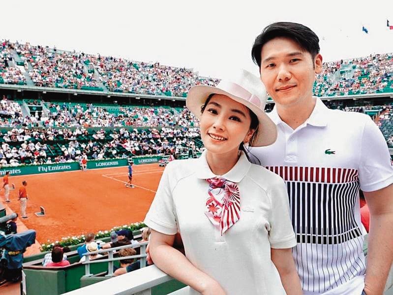 陳怡蓉（左）和老公薛博仁（右）結婚4年，婚後育有1女。（明悅提供）