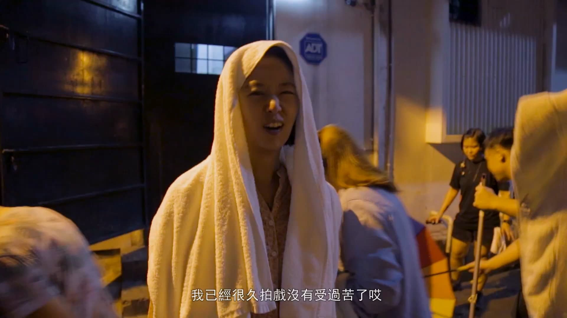 林心如拍淋雨戲才吹乾又要去淋雨，自嘲「很久拍戲沒有受苦了」。（翻攝自花絮）