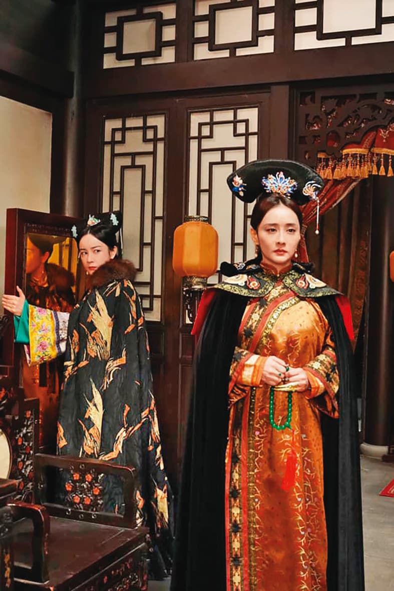 陳德容（右）以出道32年資歷參加《我就是演員3》競技，演出《少年天子》的孝莊太后。左為張檬。（翻攝自陳德容臉書）