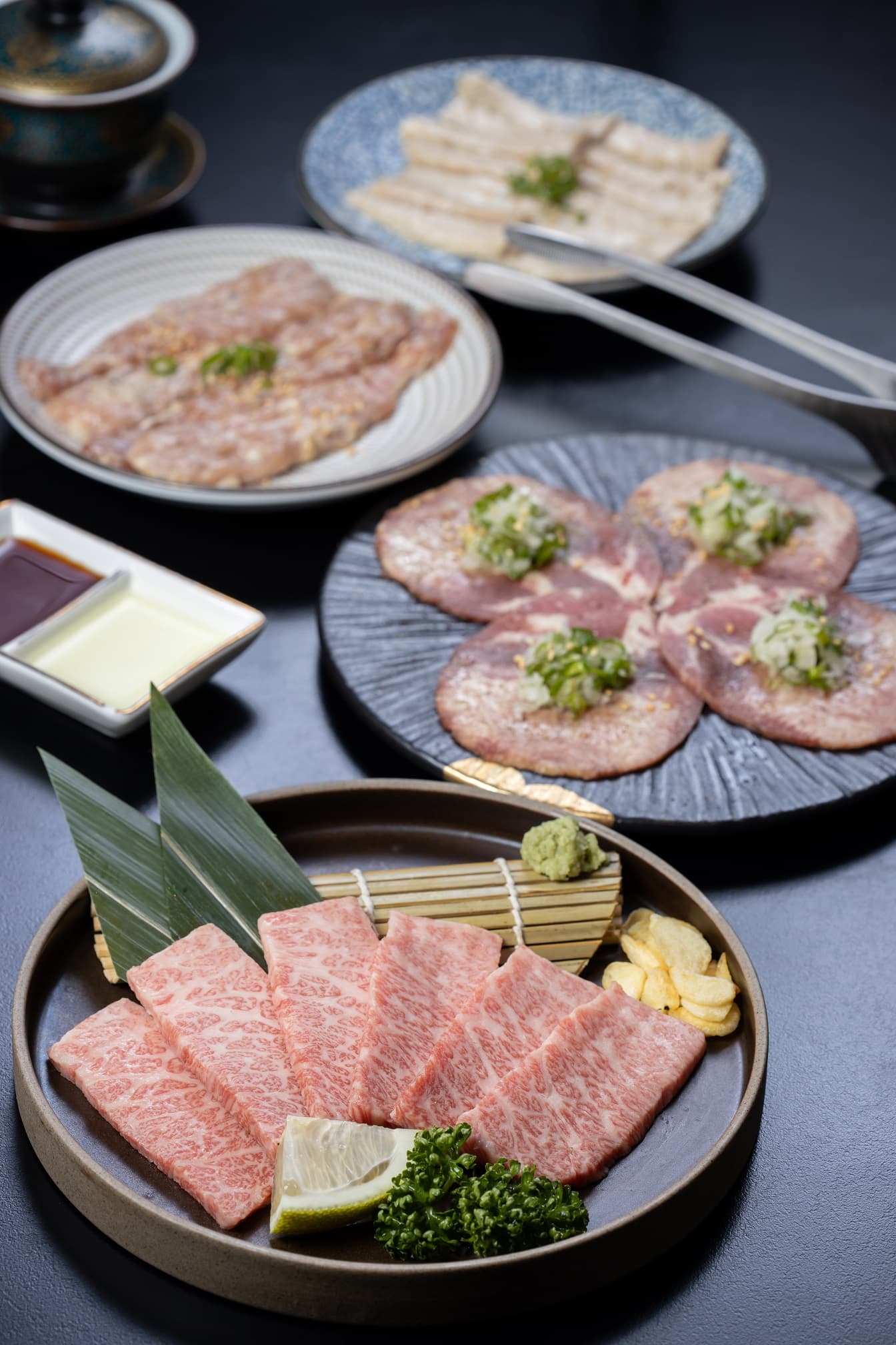 冷藏肉品新鮮漂亮，除了「日本A5和牛」（前，880元／份）吃原味之外，其他「雞松阪」（左後，220元／份）及內臟類「牛心脆管」（右後，180元／份）、「鹽蔥牛舌」（中，280元／份）皆以獨家醬料稍微調味。