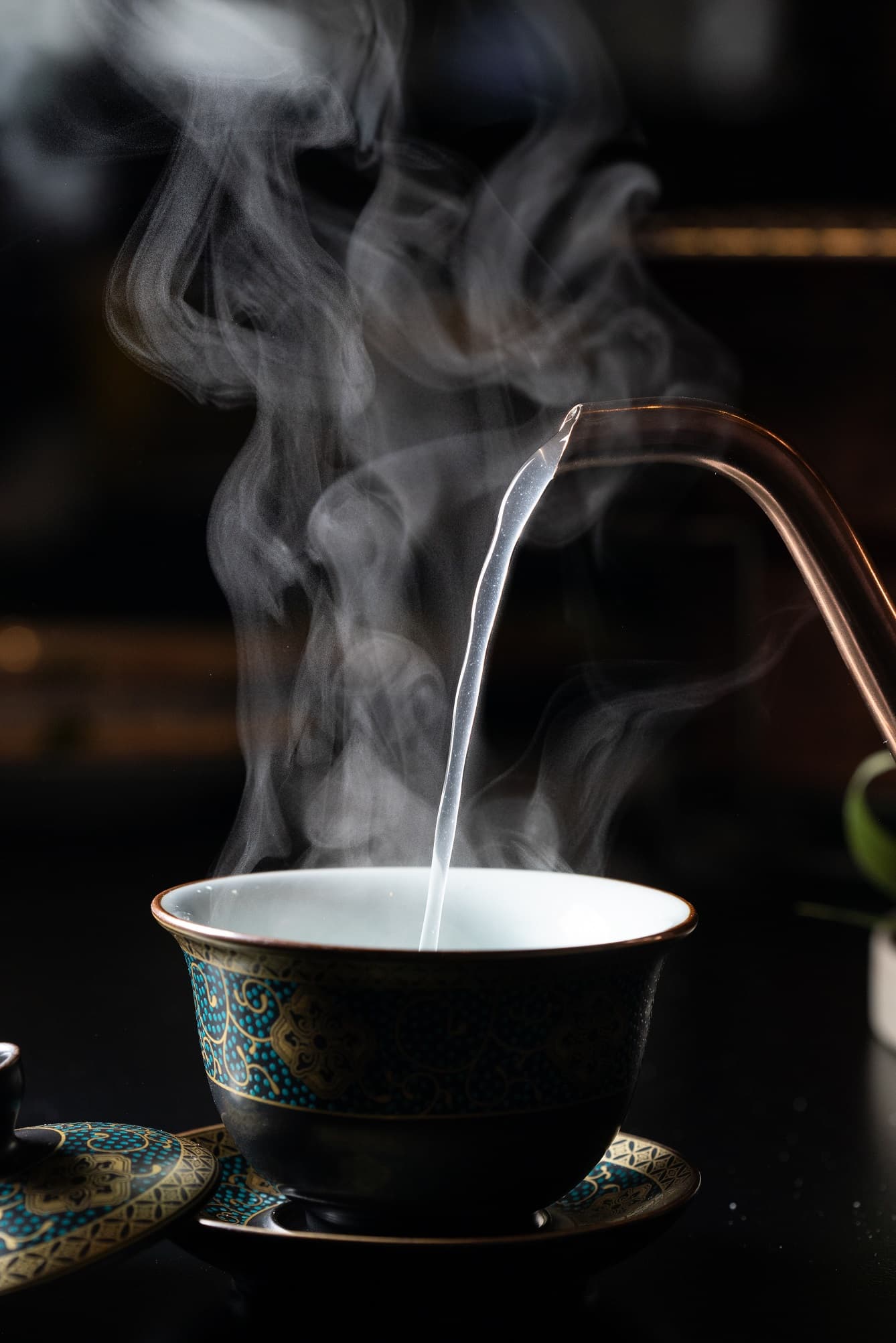 老闆阿肉向台南知名牛肉湯請益作法，每天費時煮的鮮甜雞湯，免費，入店喝一碗好暖胃。