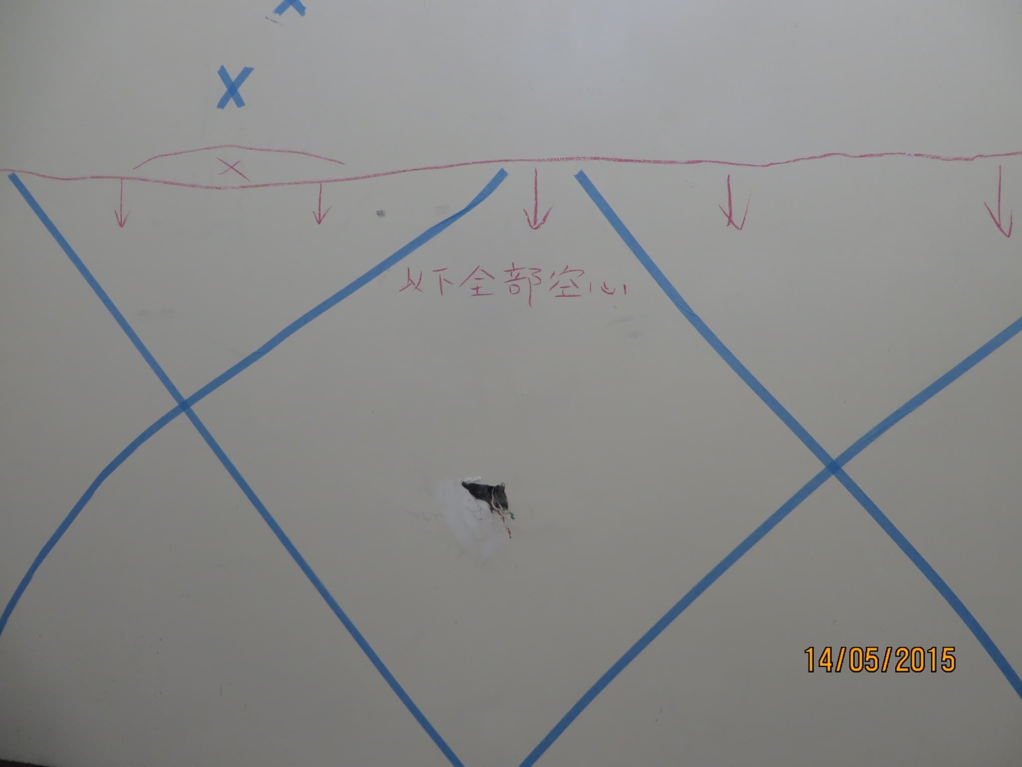整棟竹院的牆面被貼滿膠帶做記號的大叉叉。（讀者提供）
