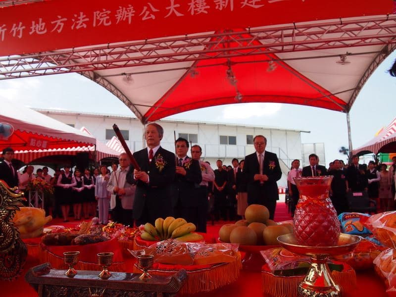 時任司法院長賴浩敏率領竹院江德千院長在動土時祭天敬地，祈求工程順利，不料如今卻傳出工程款爭議。（新竹縣政府提供）