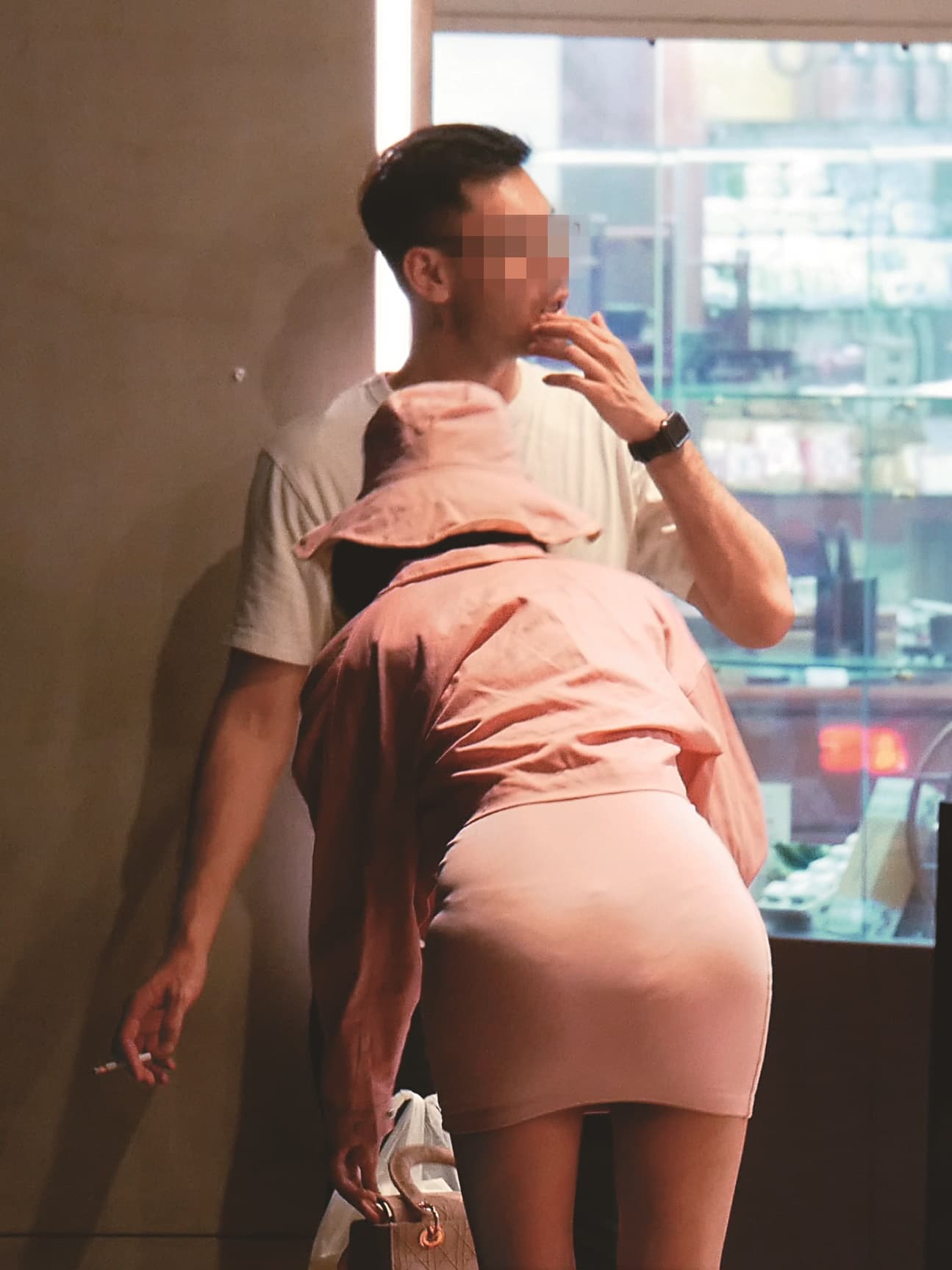 20：52等待食物期間，眼鏡男抽菸，而翁子涵前彎翻包包。