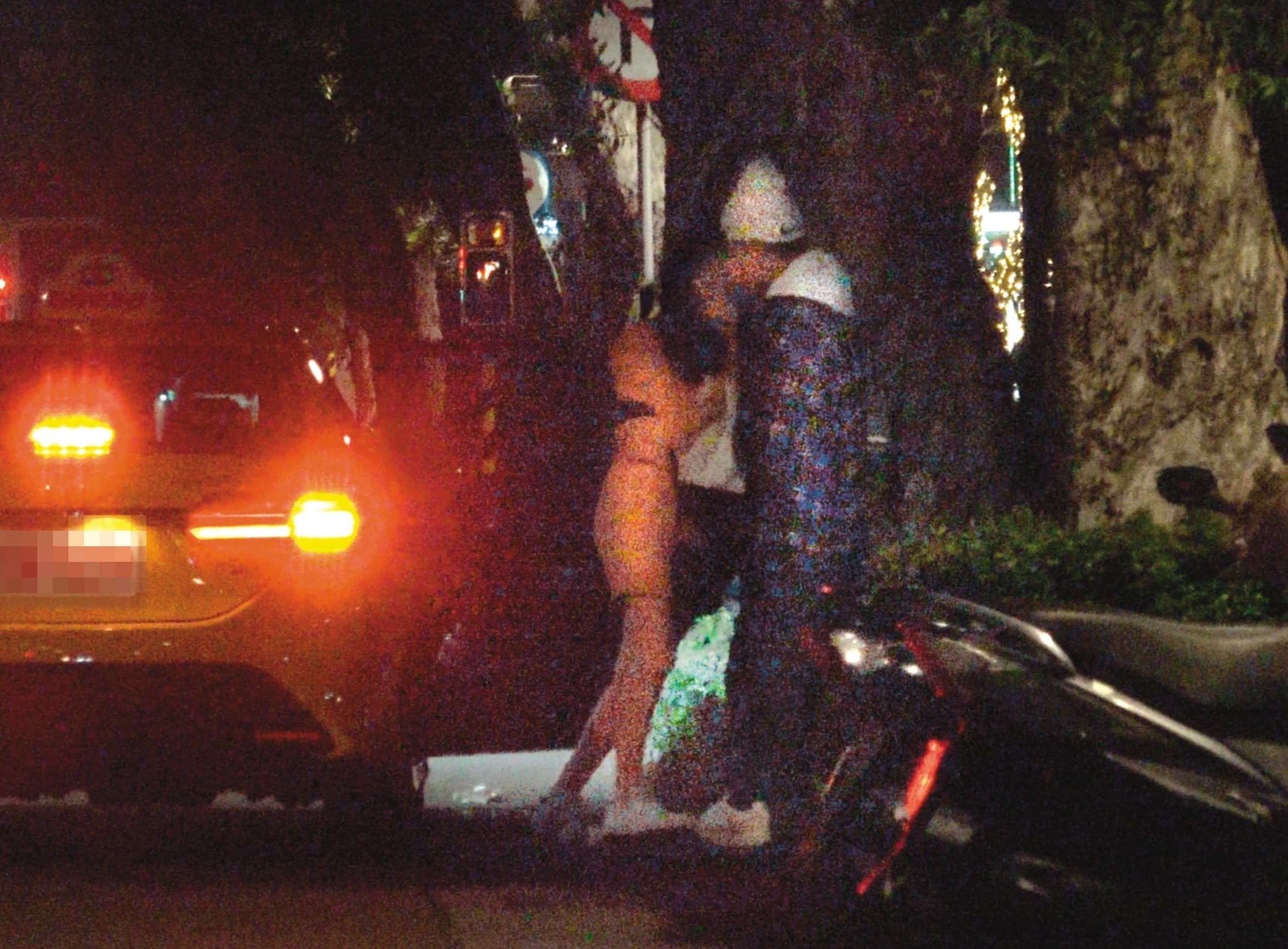 12/25，01:56，橘衣女子一下車，整個飛撲黏著周興哲，看來非常火熱，而且互動相當親暱。