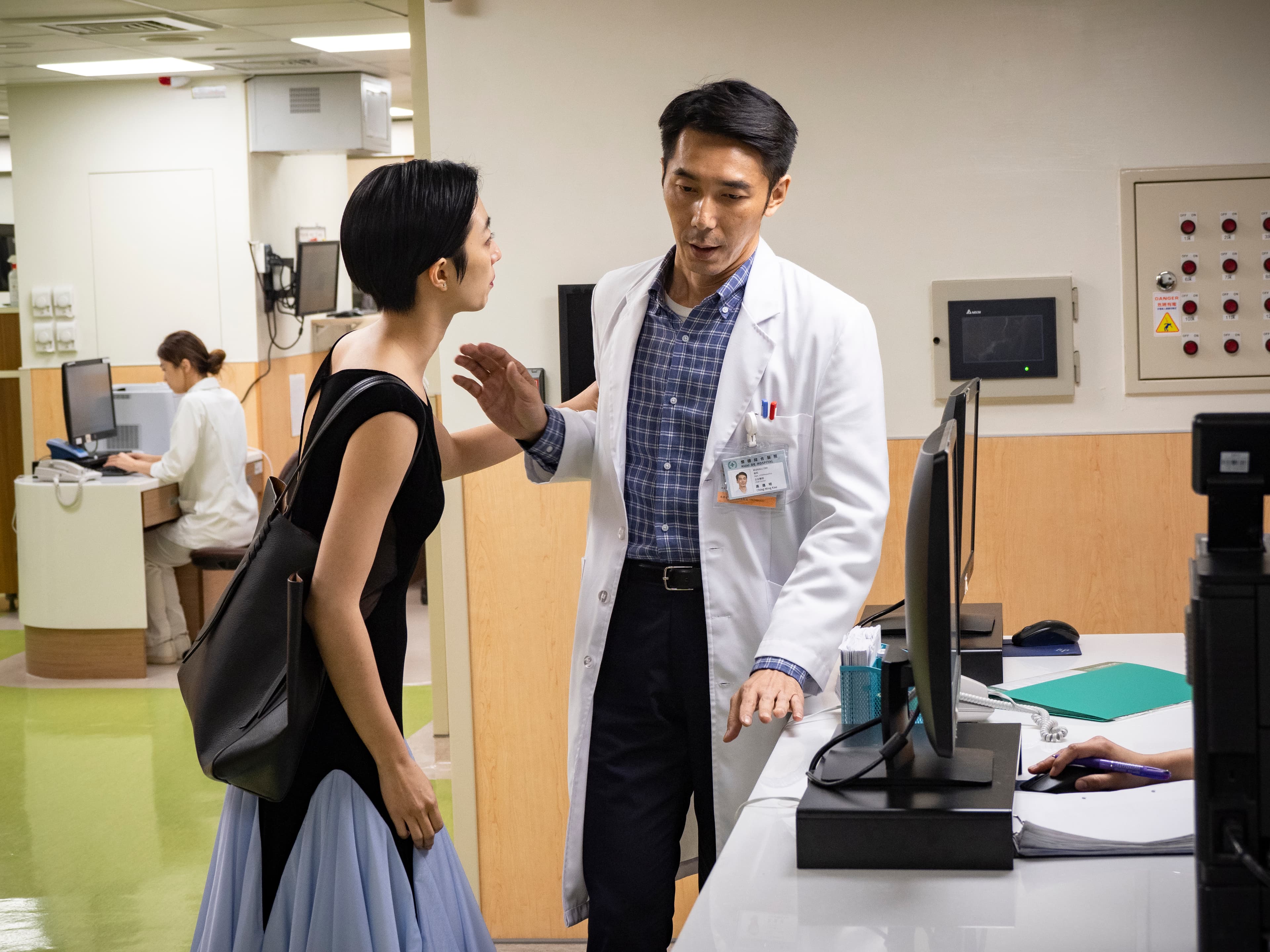 近期李李仁在《腿》中飾演醫生，他的冷靜對比桂綸鎂近乎崩潰的魯，頗有反差。（甲上提供）