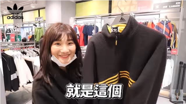 「愛莉莎莎」分享到林口三井Outlet的購物攻略，她將口罩戴在下巴，影片已超過67萬人觀看。（翻攝自愛莉莎莎YouTube）