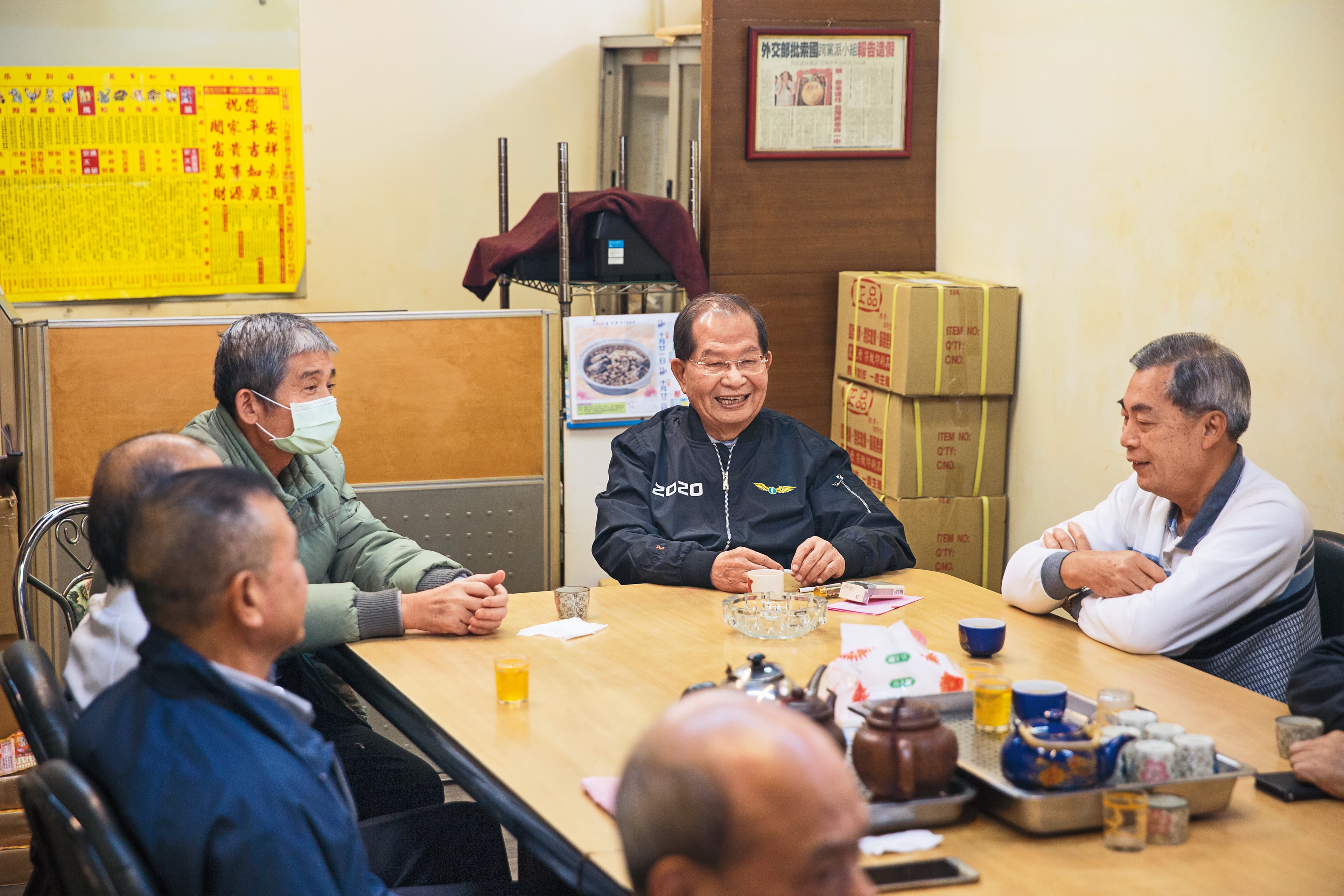 陳勝宏（右2）週末在葫蘆堵海光宮，與地方鄉親喝茶敘舊，現場宛如粉絲見面會。