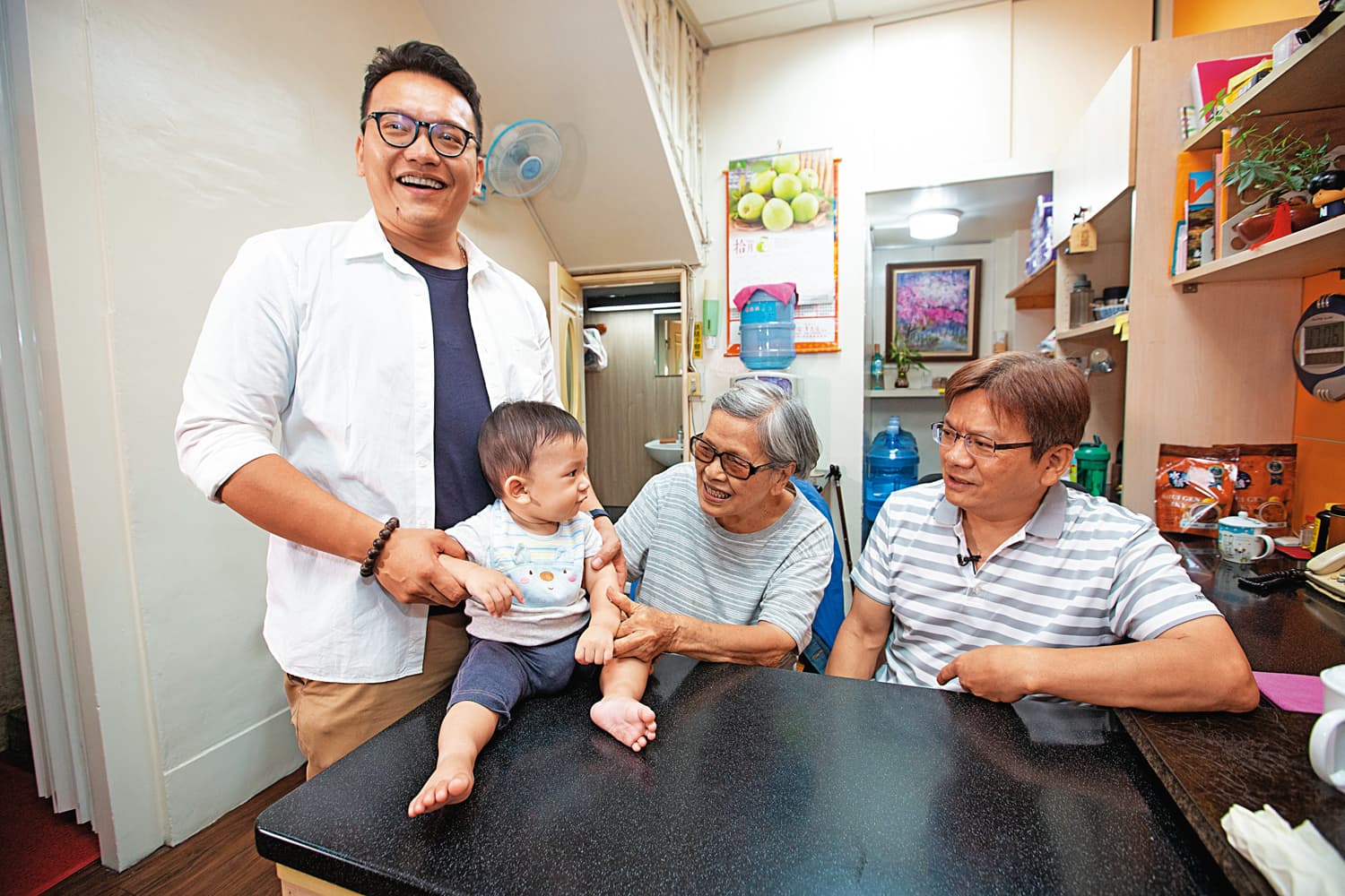 水根肉乾第一代老闆娘張秋花（右二）看見兒子邱永適（右一）、孫子邱信翰(左一)接班後將老店發揚光大，小曾孫也已出生，心滿意足。