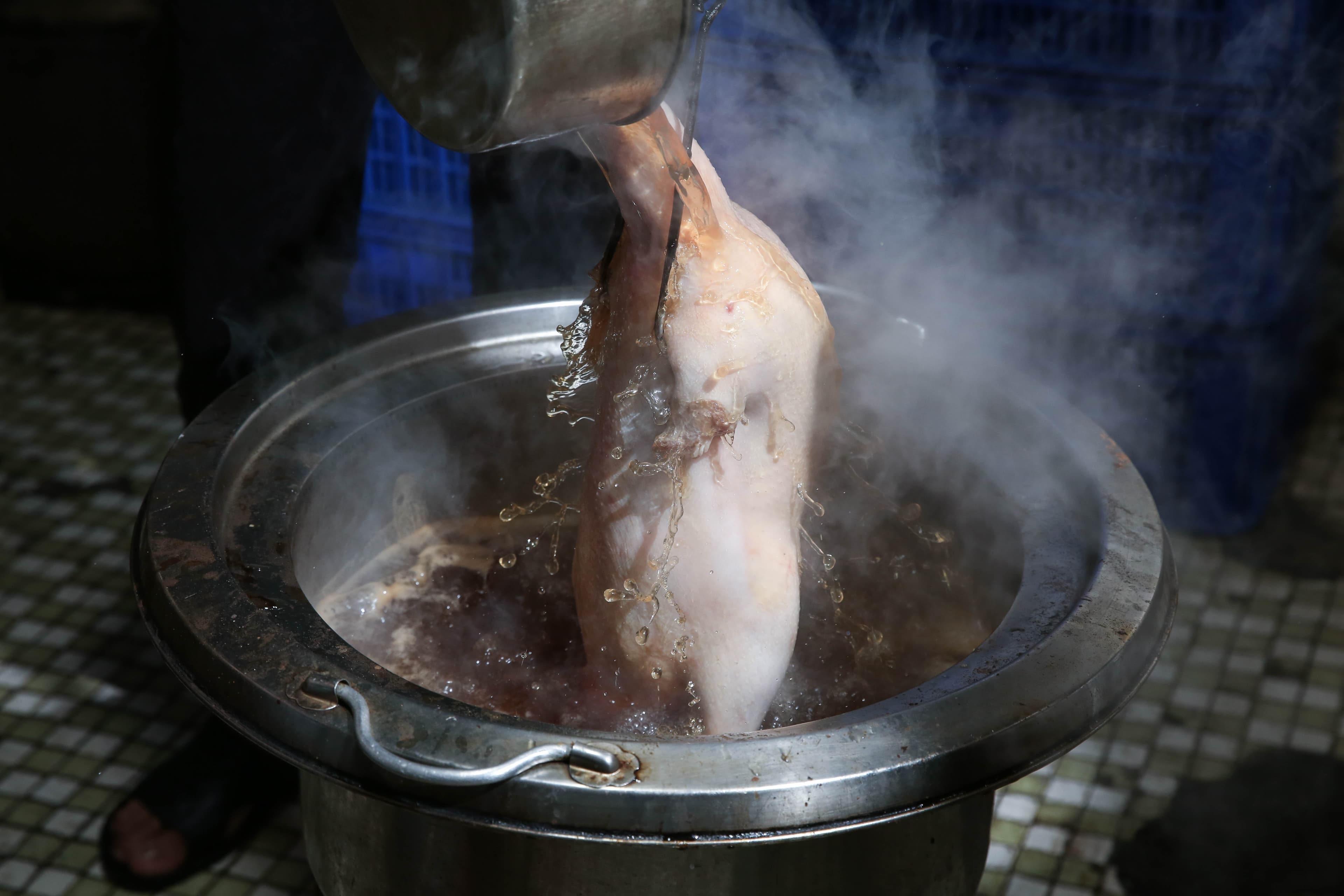 用麥芽糖調製的滾燙皮水，均勻澆淋全鴨，才能烤出漂亮顏色。