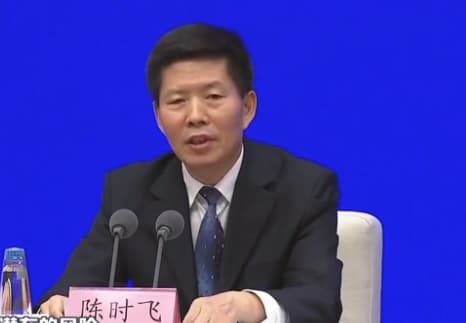 國家藥監局副局長陳時飛宣布首款中國國產武肺疫苗附條件上市。（翻攝直播畫面）