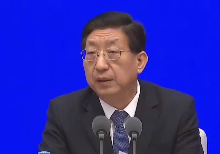 國家衛生健康委員會副主任曾益新則說，「疫苗肯定是為全民免費提供」。（翻攝直播畫面）