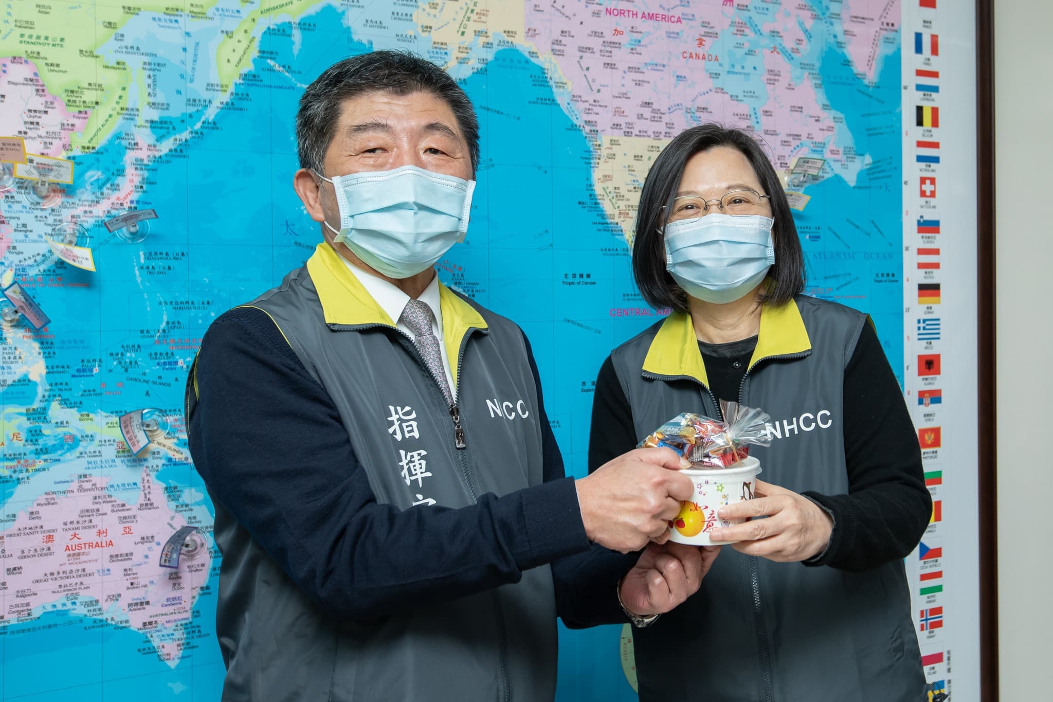 蔡英文於跨年夜帶著湯圓和巧克力，至指揮中心慰勞辛苦防疫人員。（翻攝自蔡英文臉書）