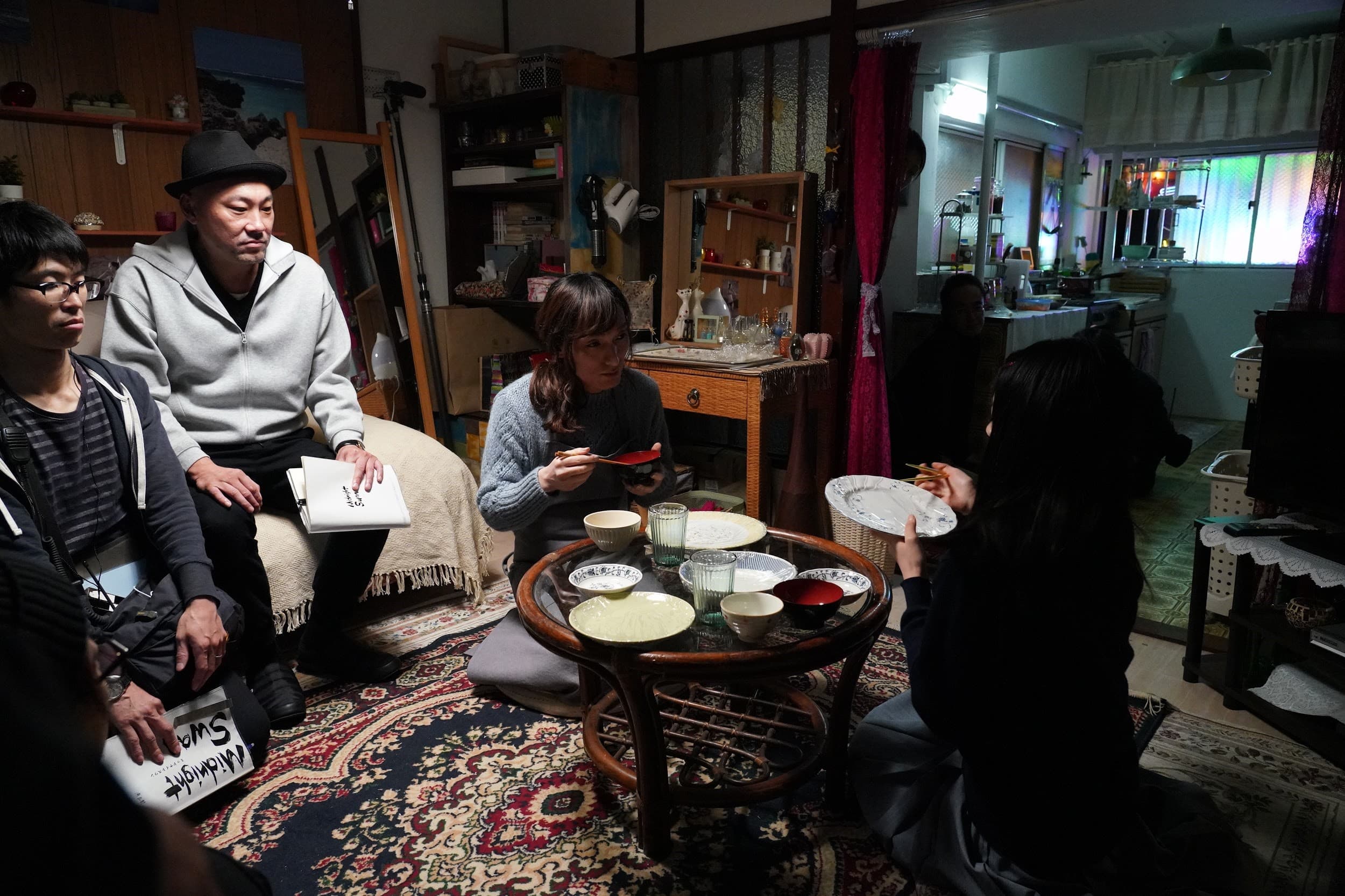  內田英治（左二）編導《午夜天鵝》，到電影開拍都還持續進行田野調查，不時修改或追加故事。（天馬行空提供）