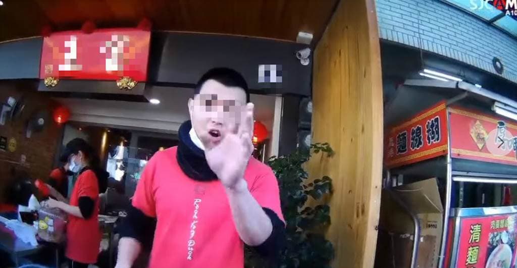 自稱老闆的男子狂對外送員嗆聲。（翻攝自爆怨公社）