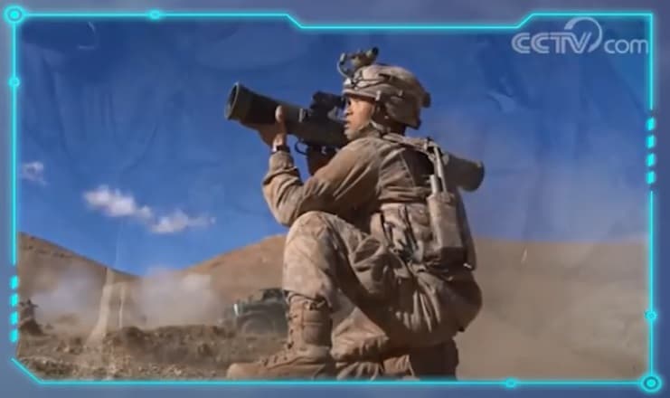 解放軍身穿新型單兵數碼化裝置。  （翻攝自《123觀察室》YouTube）