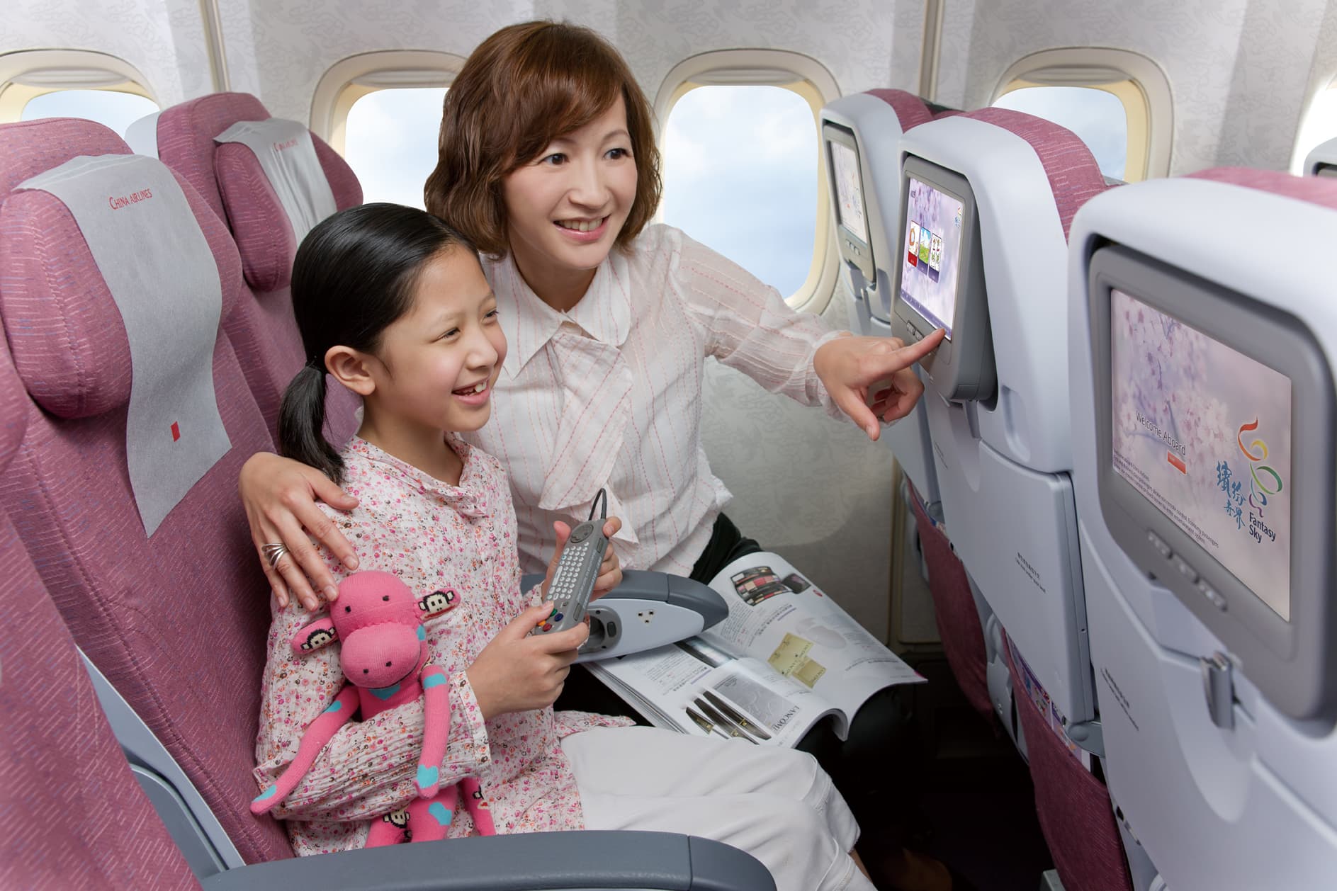 在2012年重新改裝過後的B747客機，每個經濟艙都有獨立的影音視聽系統。（KKday提供）