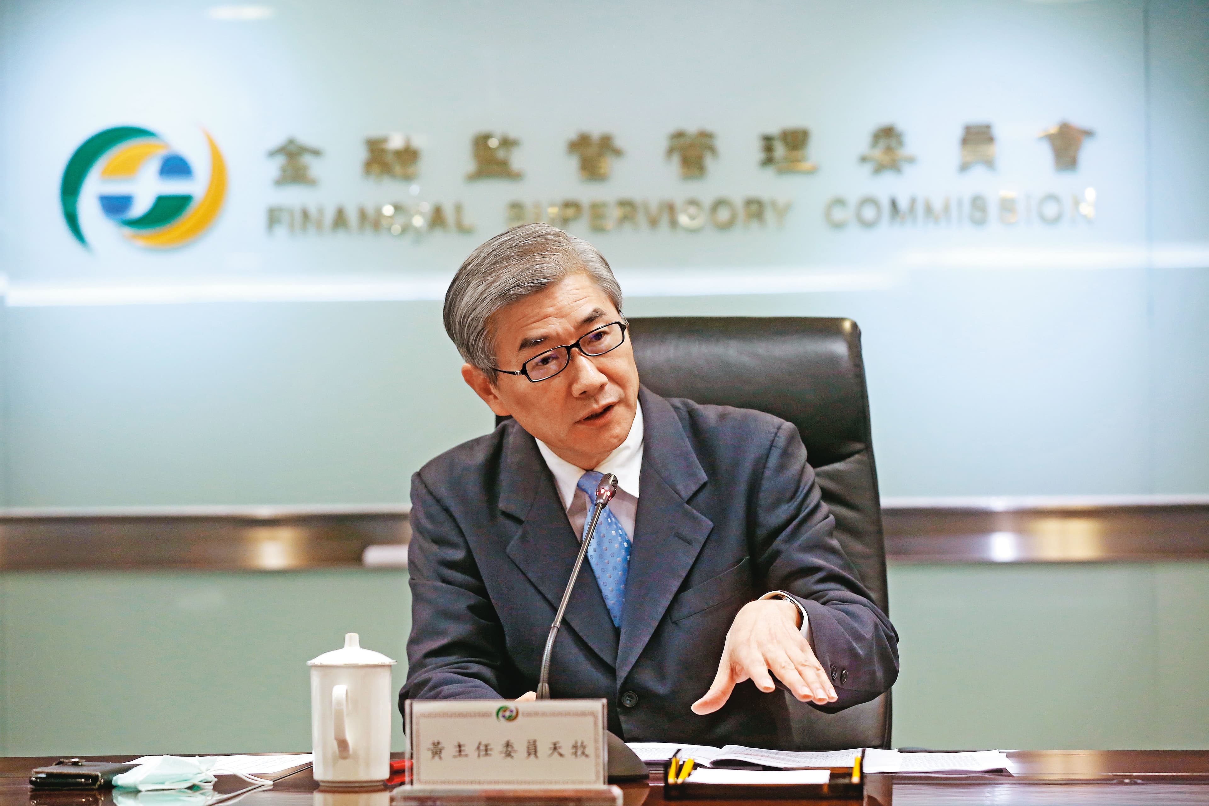 金管會去年對新光金3度開罰，拔掉吳東進新壽董座。圖為金管會主委黃天牧。
