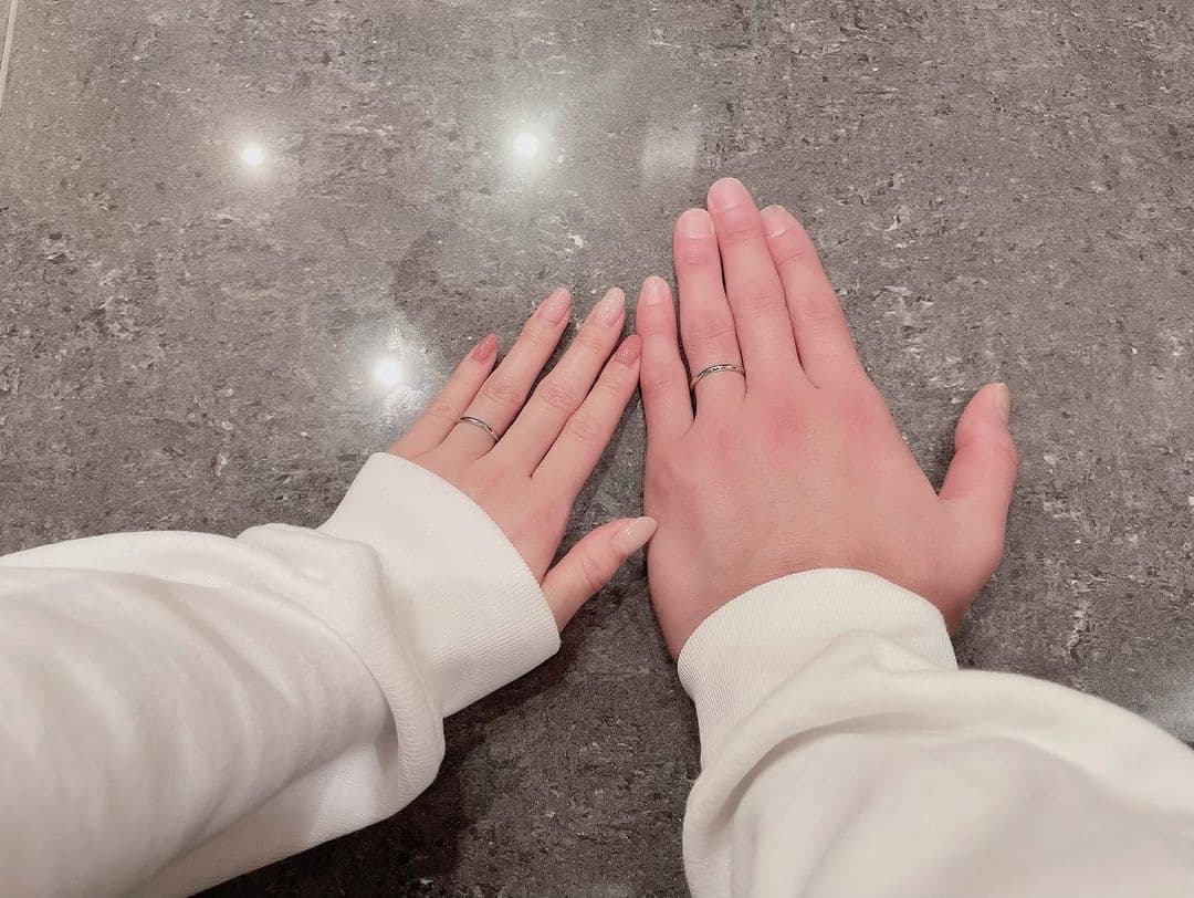 板野友美曬出與老公高橋奎二的婚戒照。(翻攝自板野友美IG)