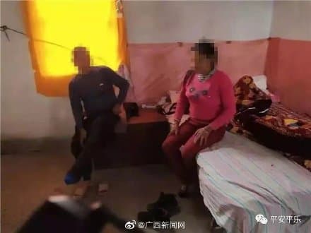 桂林警方查獲按摩店「木桶賣淫」，現場人員立刻遭到逮捕。（翻攝自《廣西新聞網》微博）